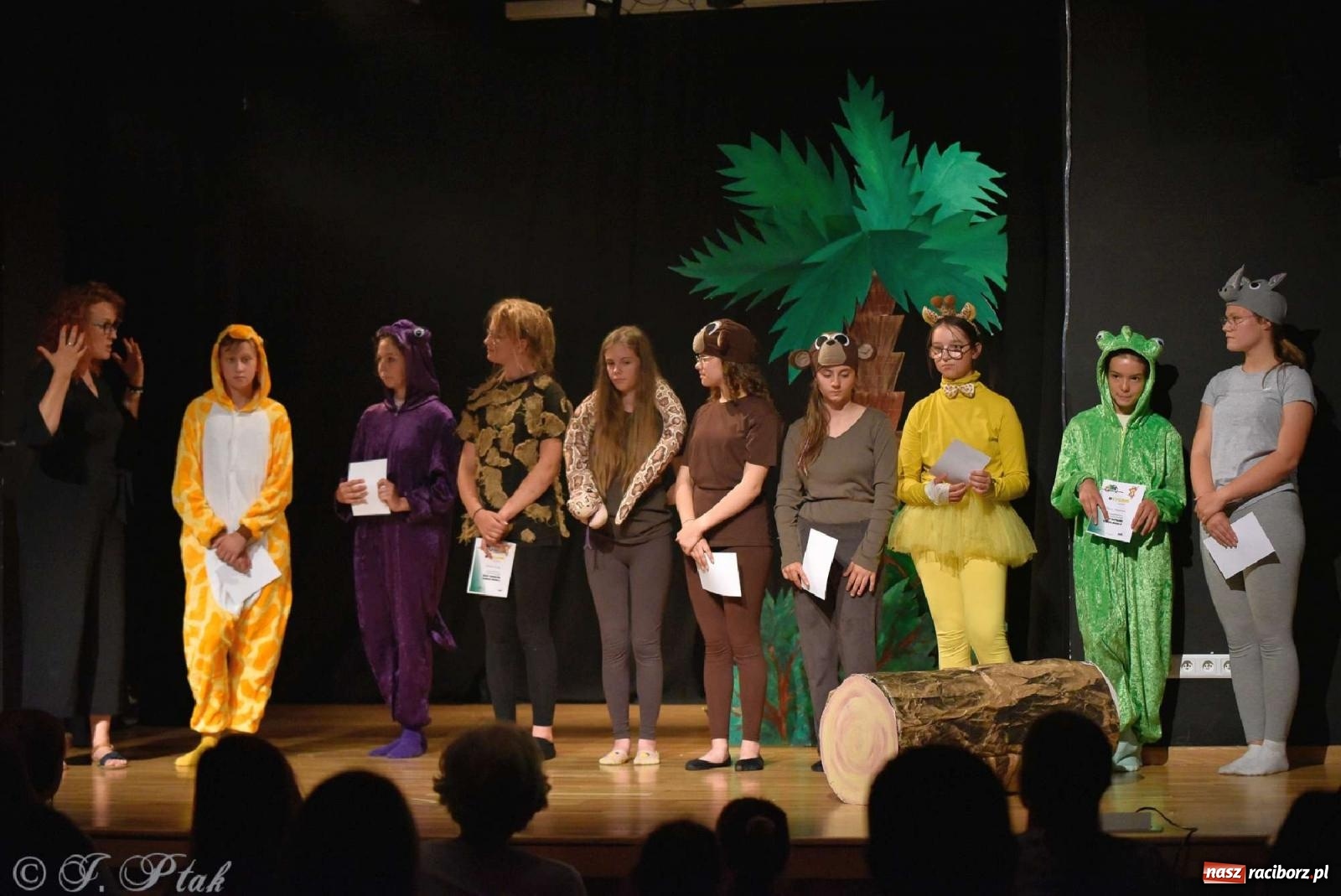 Zdjęcie w galerii na portalu naszraciborz.pl: Magiczny wieczór teatralnych premier w MDK-u wiadomości z regionu