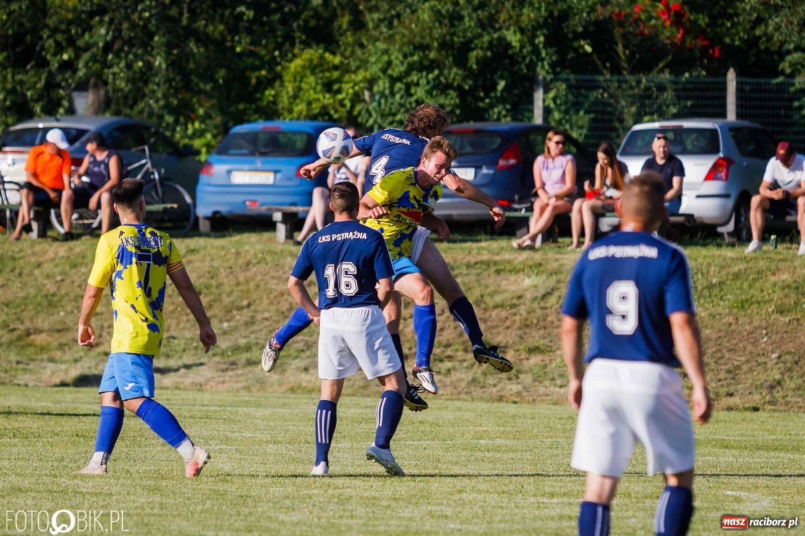 Zdjęcie w galerii na portalu naszraciborz.pl: Barażowa strzelanina w Brzeziu. Pstrążna zmieciona z boiska [FOTO] wiadomości z regionu