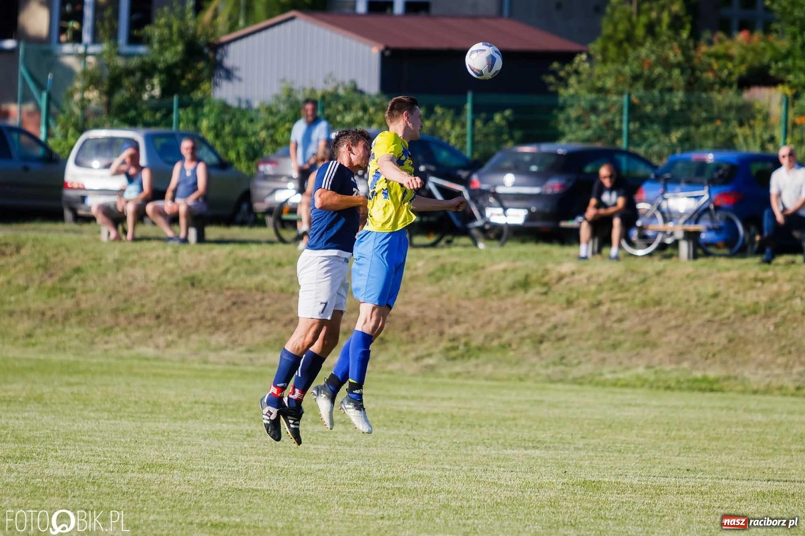 Zdjęcie w galerii na portalu naszraciborz.pl: Barażowa strzelanina w Brzeziu. Pstrążna zmieciona z boiska [FOTO] wiadomości z regionu