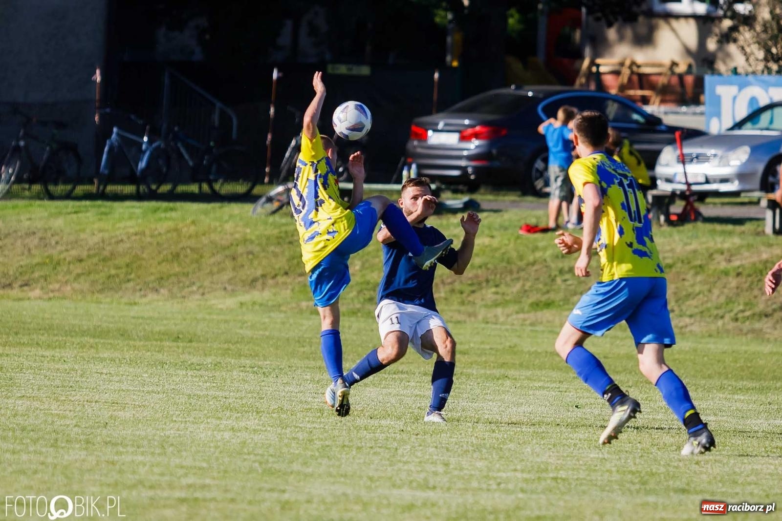 Zdjęcie w galerii na portalu naszraciborz.pl: Barażowa strzelanina w Brzeziu. Pstrążna zmieciona z boiska [FOTO] wiadomości z regionu