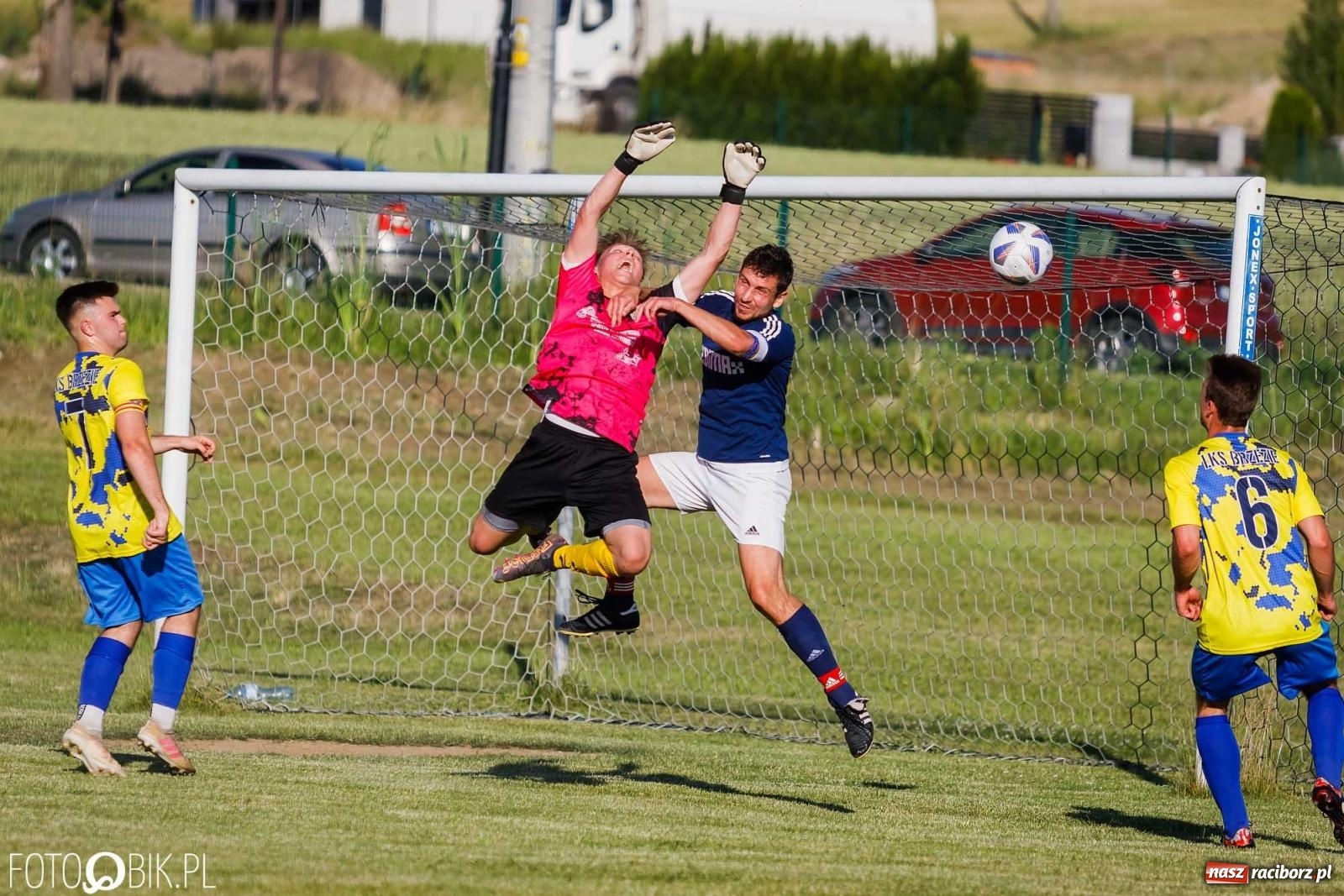 Zdjęcie w galerii na portalu naszraciborz.pl: Barażowa strzelanina w Brzeziu. Pstrążna zmieciona z boiska [FOTO] wiadomości z regionu