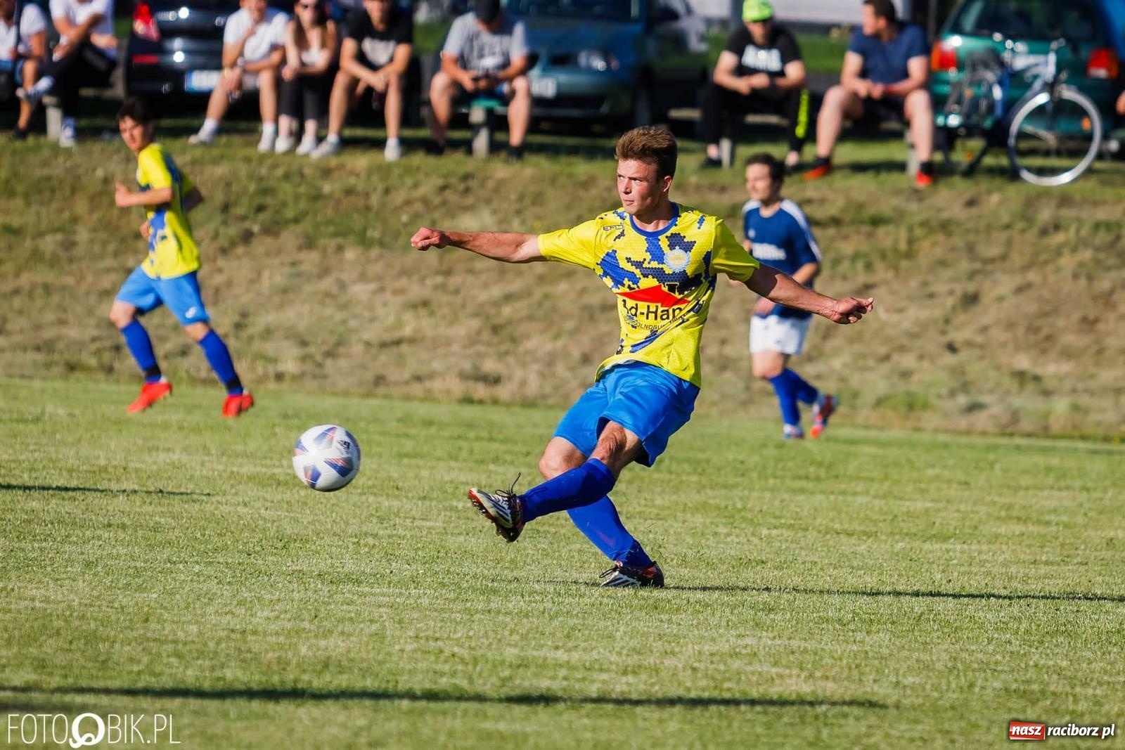 Zdjęcie w galerii na portalu naszraciborz.pl: Barażowa strzelanina w Brzeziu. Pstrążna zmieciona z boiska [FOTO] wiadomości z regionu