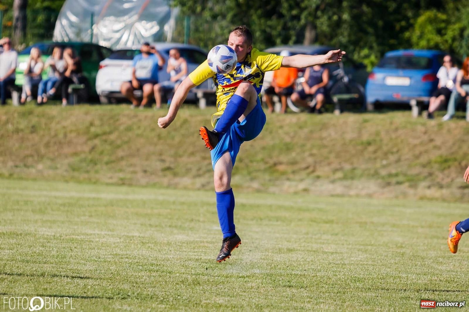 Zdjęcie w galerii na portalu naszraciborz.pl: Barażowa strzelanina w Brzeziu. Pstrążna zmieciona z boiska [FOTO] wiadomości z regionu
