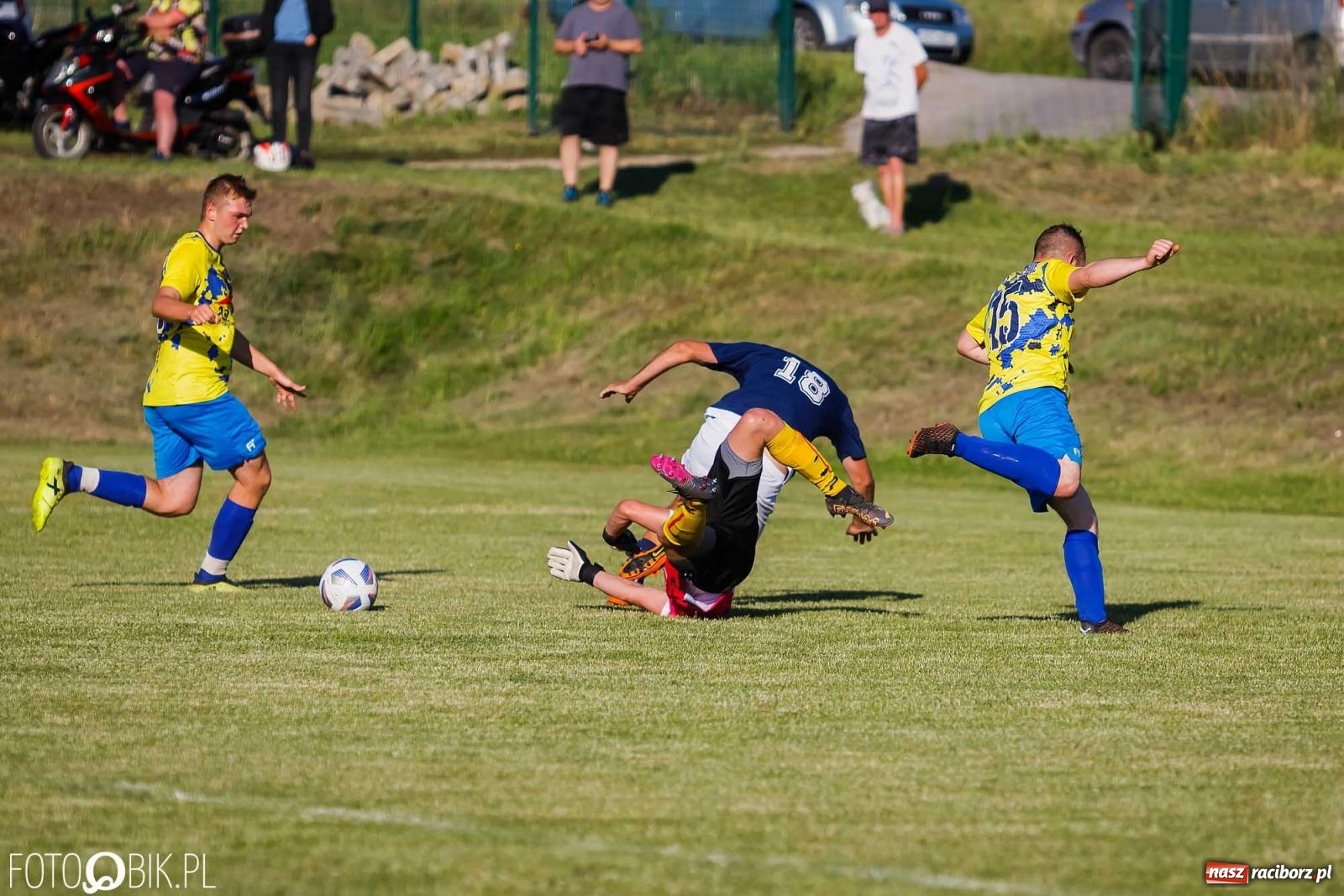 Zdjęcie w galerii na portalu naszraciborz.pl: Barażowa strzelanina w Brzeziu. Pstrążna zmieciona z boiska [FOTO] wiadomości z regionu