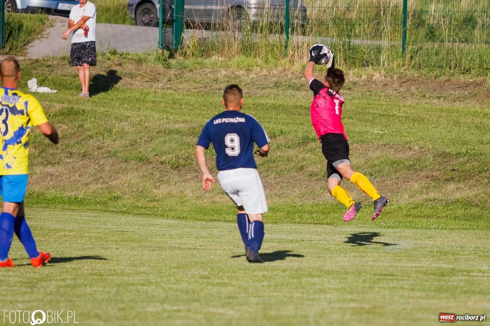 Zdjęcie w galerii na portalu naszraciborz.pl: Barażowa strzelanina w Brzeziu. Pstrążna zmieciona z boiska [FOTO] wiadomości z regionu