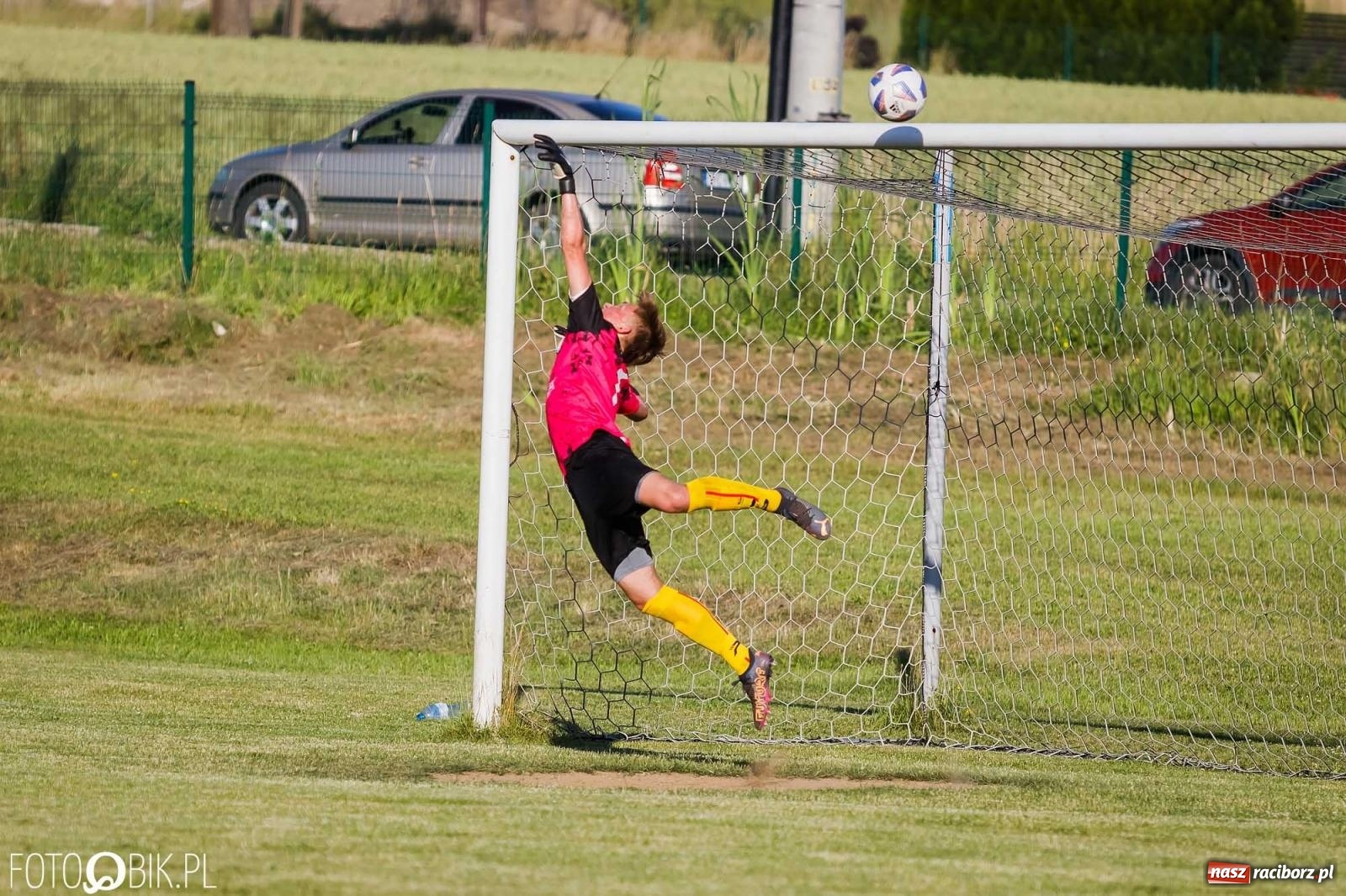 Zdjęcie w galerii na portalu naszraciborz.pl: Barażowa strzelanina w Brzeziu. Pstrążna zmieciona z boiska [FOTO] wiadomości z regionu