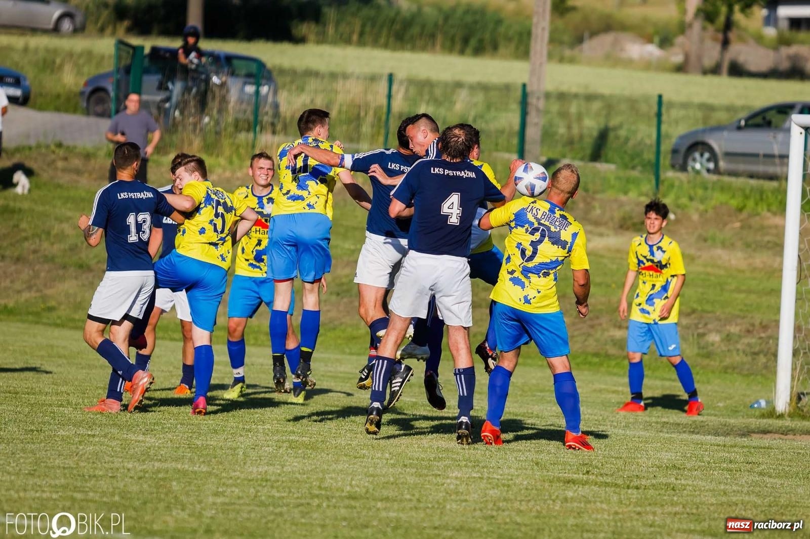Zdjęcie w galerii na portalu naszraciborz.pl: Barażowa strzelanina w Brzeziu. Pstrążna zmieciona z boiska [FOTO] wiadomości z regionu