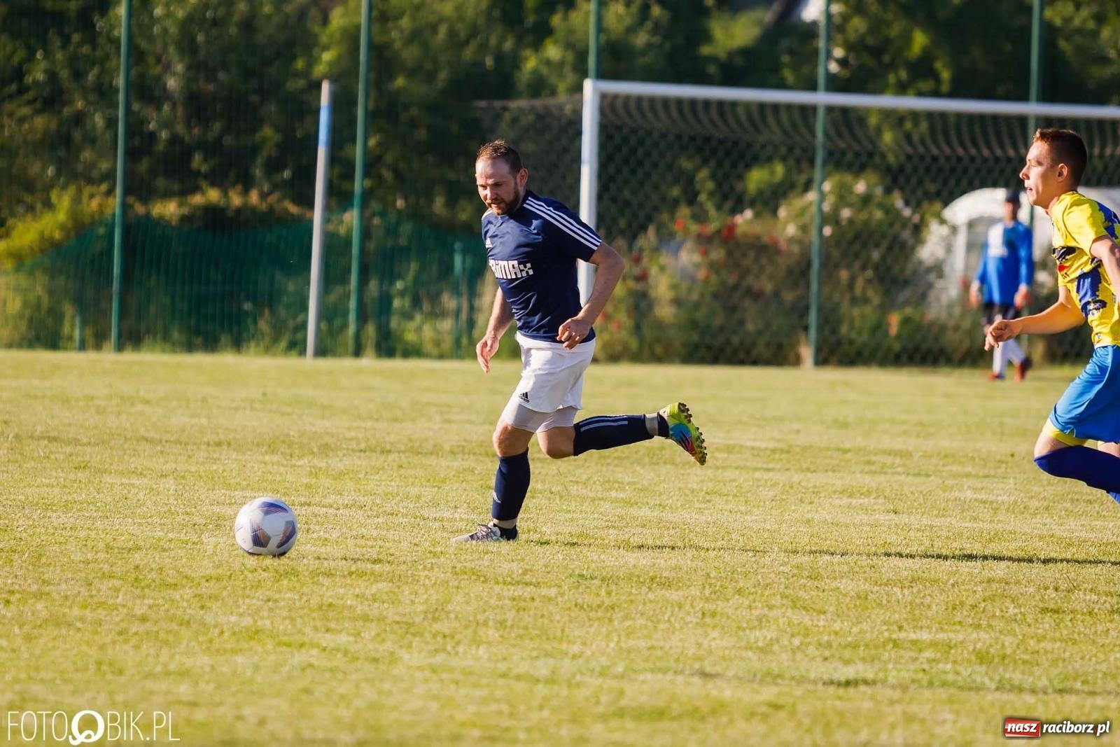 Zdjęcie w galerii na portalu naszraciborz.pl: Barażowa strzelanina w Brzeziu. Pstrążna zmieciona z boiska [FOTO] wiadomości z regionu