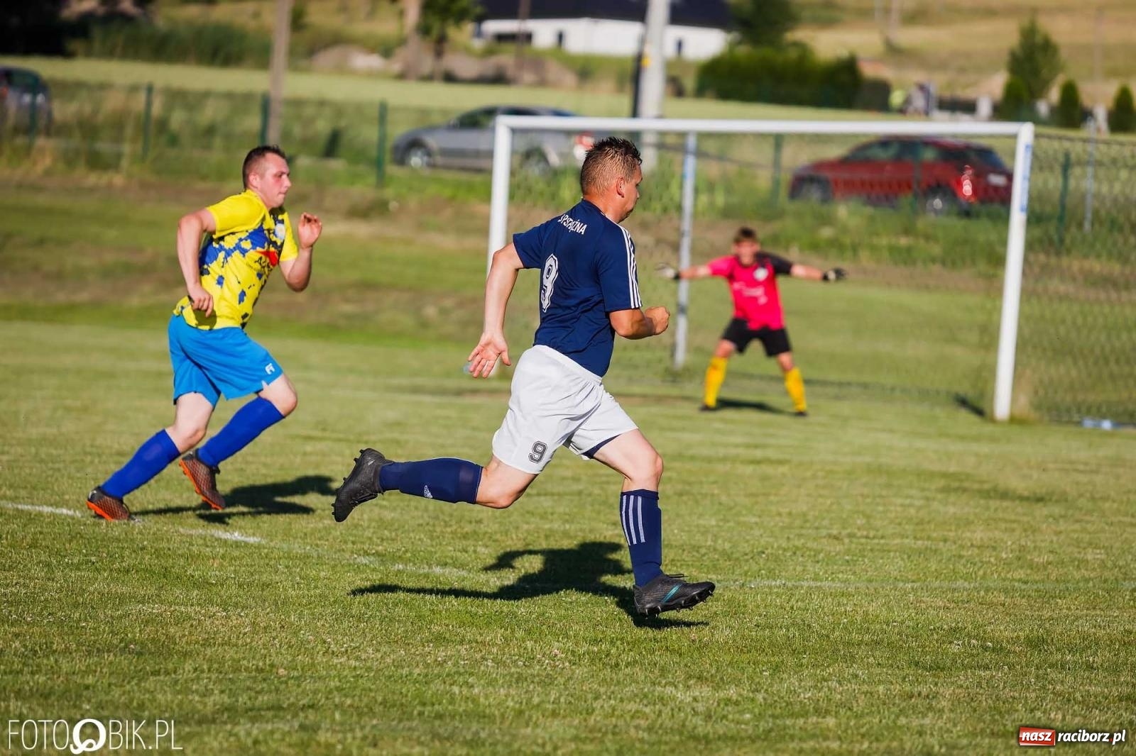 Zdjęcie w galerii na portalu naszraciborz.pl: Barażowa strzelanina w Brzeziu. Pstrążna zmieciona z boiska [FOTO] wiadomości z regionu