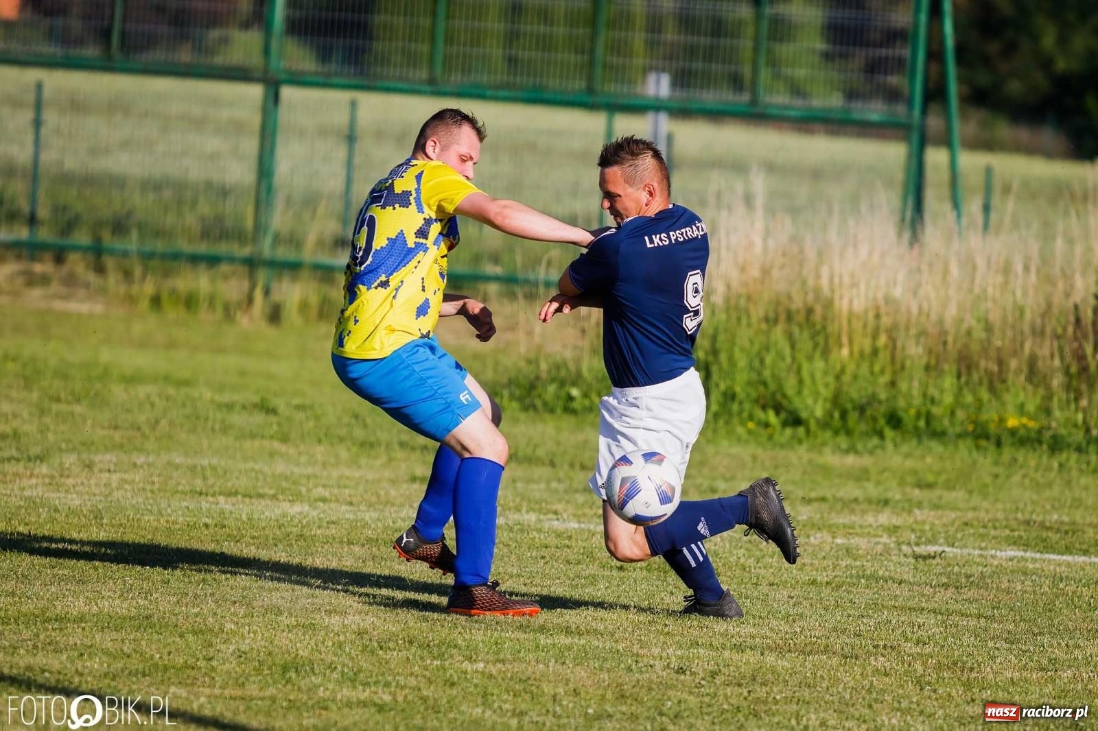 Zdjęcie w galerii na portalu naszraciborz.pl: Barażowa strzelanina w Brzeziu. Pstrążna zmieciona z boiska [FOTO] wiadomości z regionu
