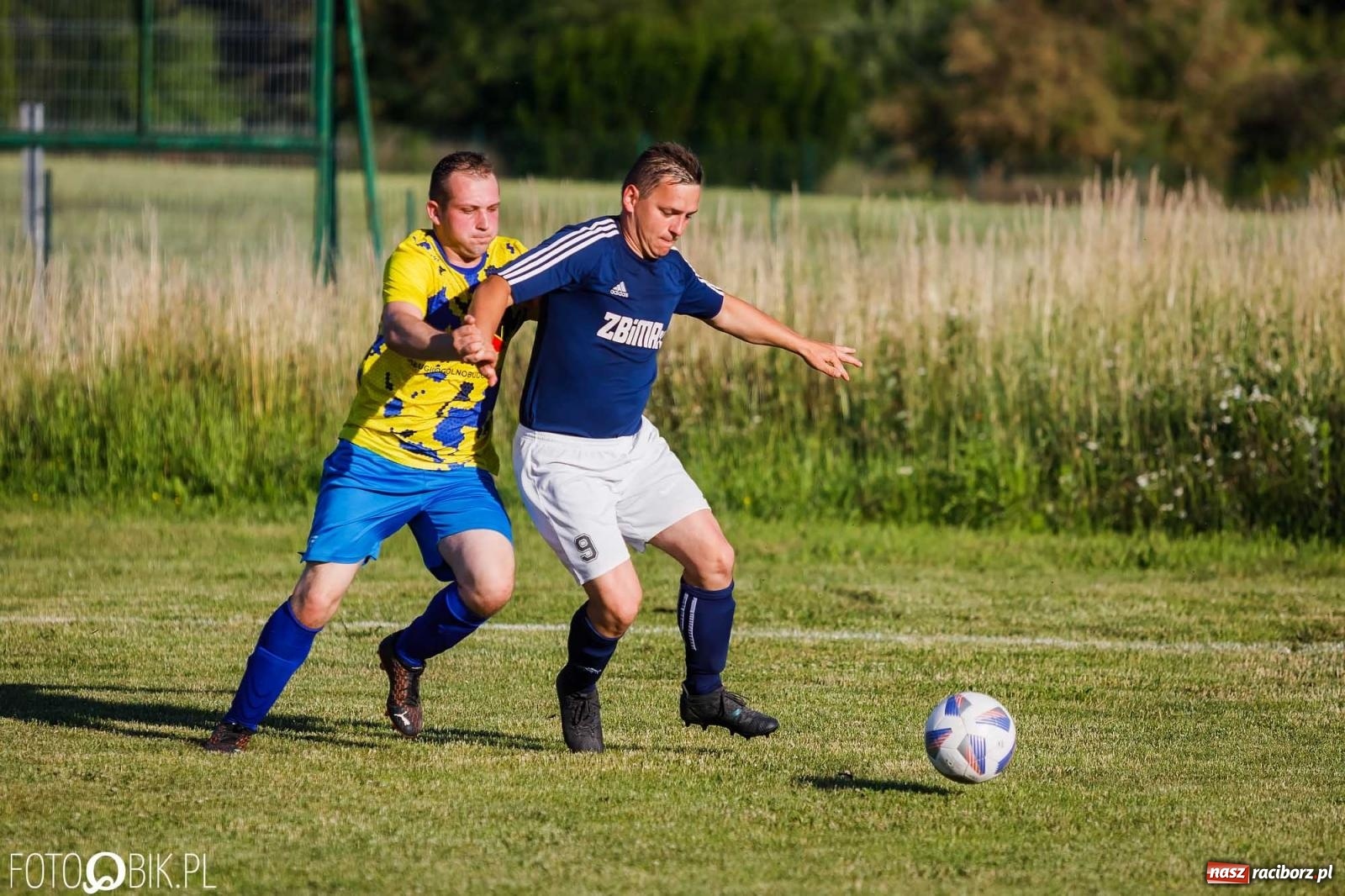 Zdjęcie w galerii na portalu naszraciborz.pl: Barażowa strzelanina w Brzeziu. Pstrążna zmieciona z boiska [FOTO] wiadomości z regionu