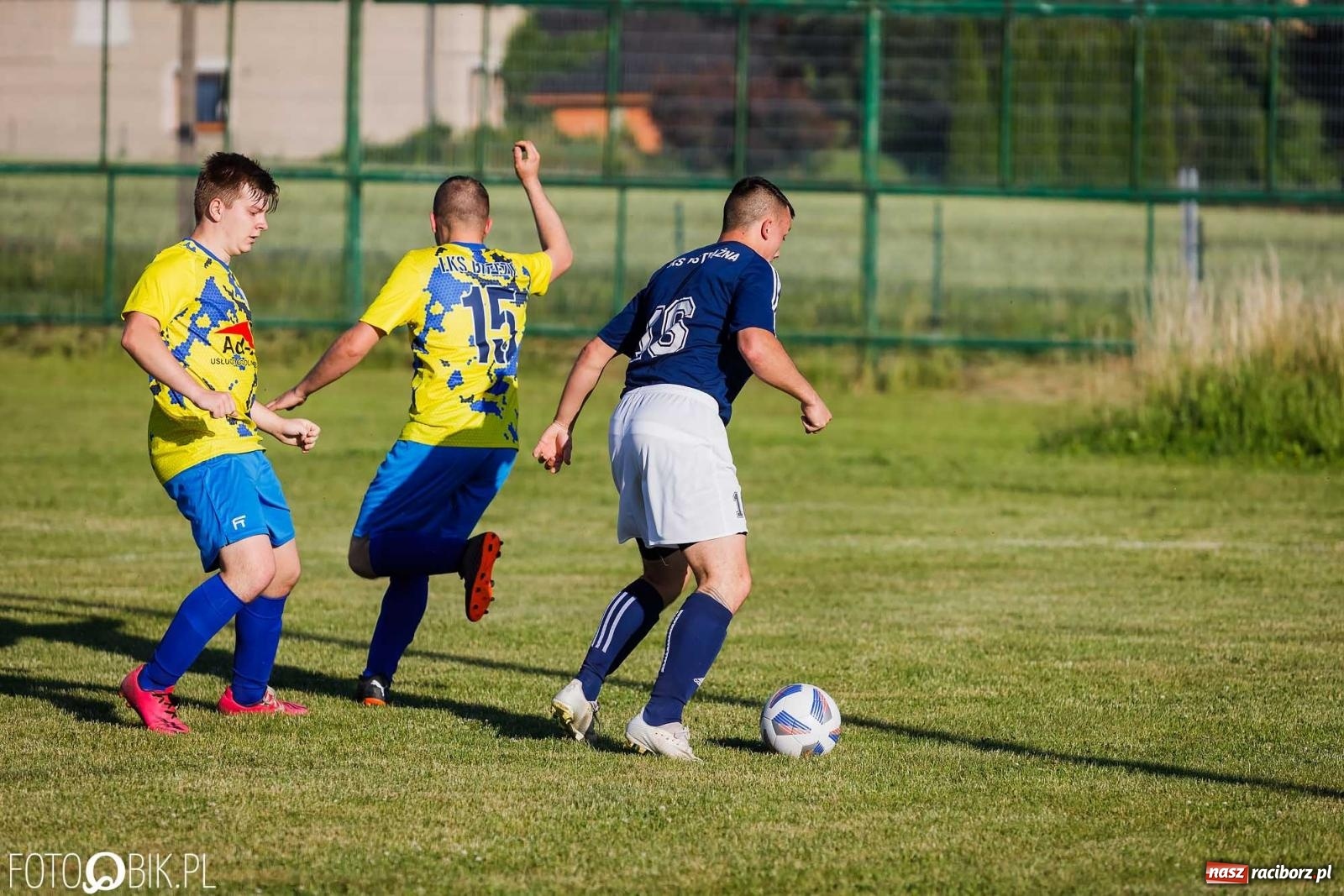 Zdjęcie w galerii na portalu naszraciborz.pl: Barażowa strzelanina w Brzeziu. Pstrążna zmieciona z boiska [FOTO] wiadomości z regionu