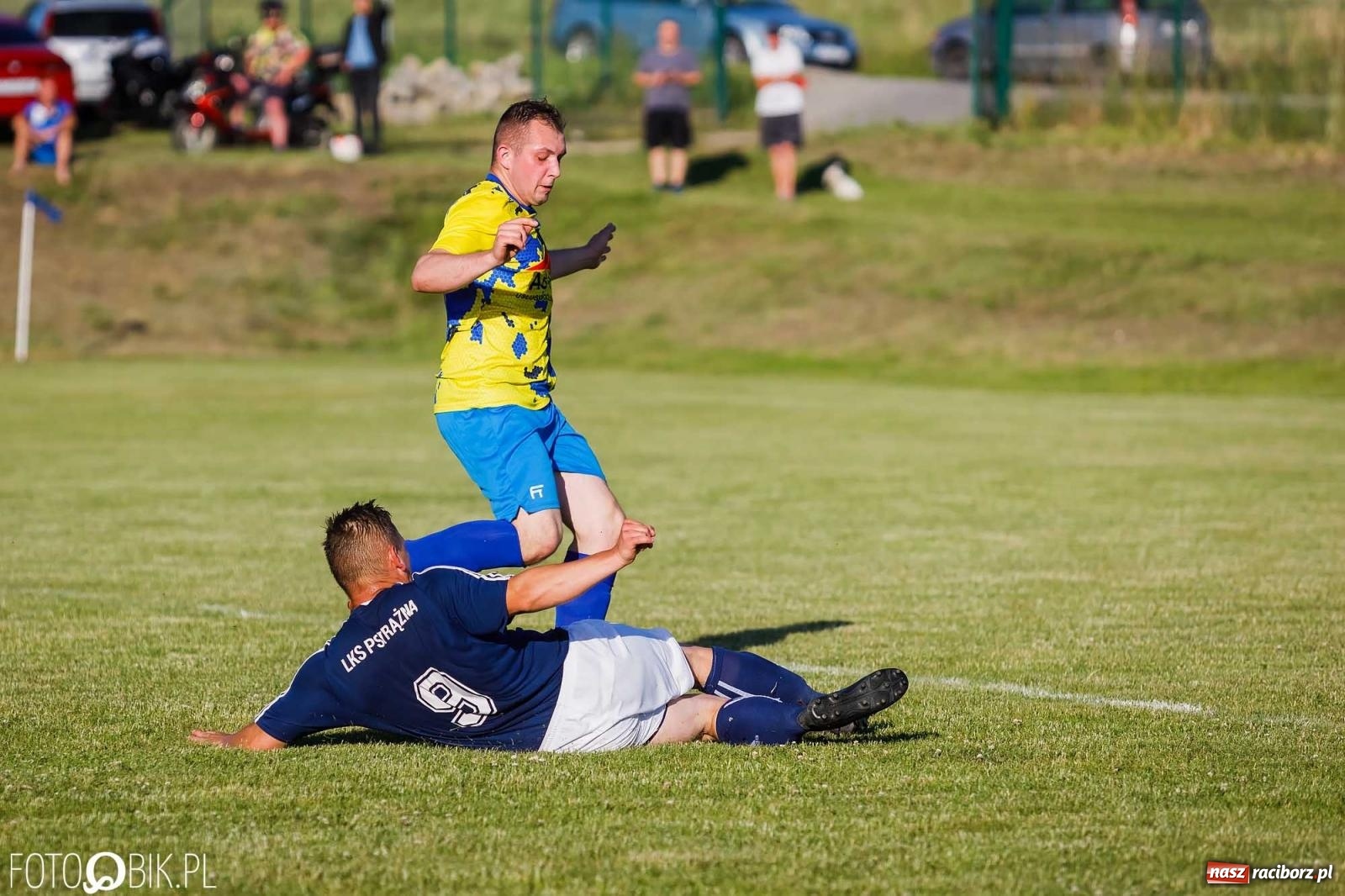 Zdjęcie w galerii na portalu naszraciborz.pl: Barażowa strzelanina w Brzeziu. Pstrążna zmieciona z boiska [FOTO] wiadomości z regionu