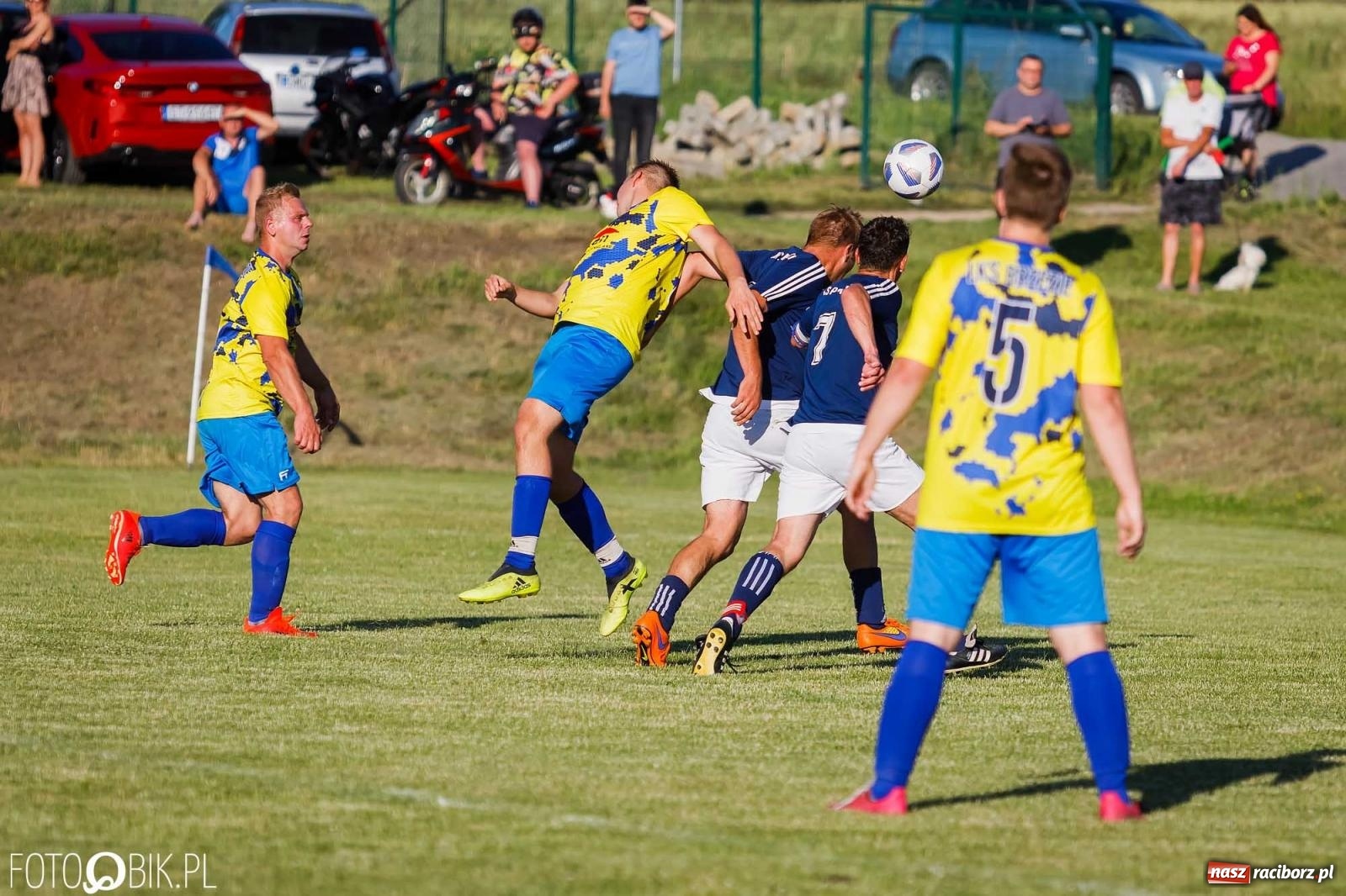 Zdjęcie w galerii na portalu naszraciborz.pl: Barażowa strzelanina w Brzeziu. Pstrążna zmieciona z boiska [FOTO] wiadomości z regionu
