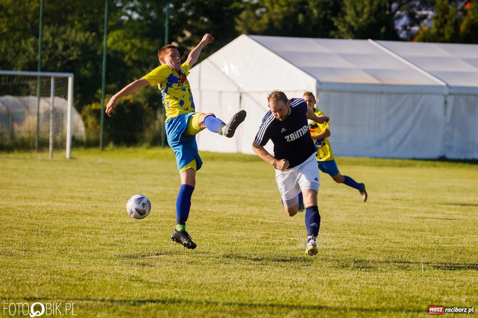 Zdjęcie w galerii na portalu naszraciborz.pl: Barażowa strzelanina w Brzeziu. Pstrążna zmieciona z boiska [FOTO] wiadomości z regionu