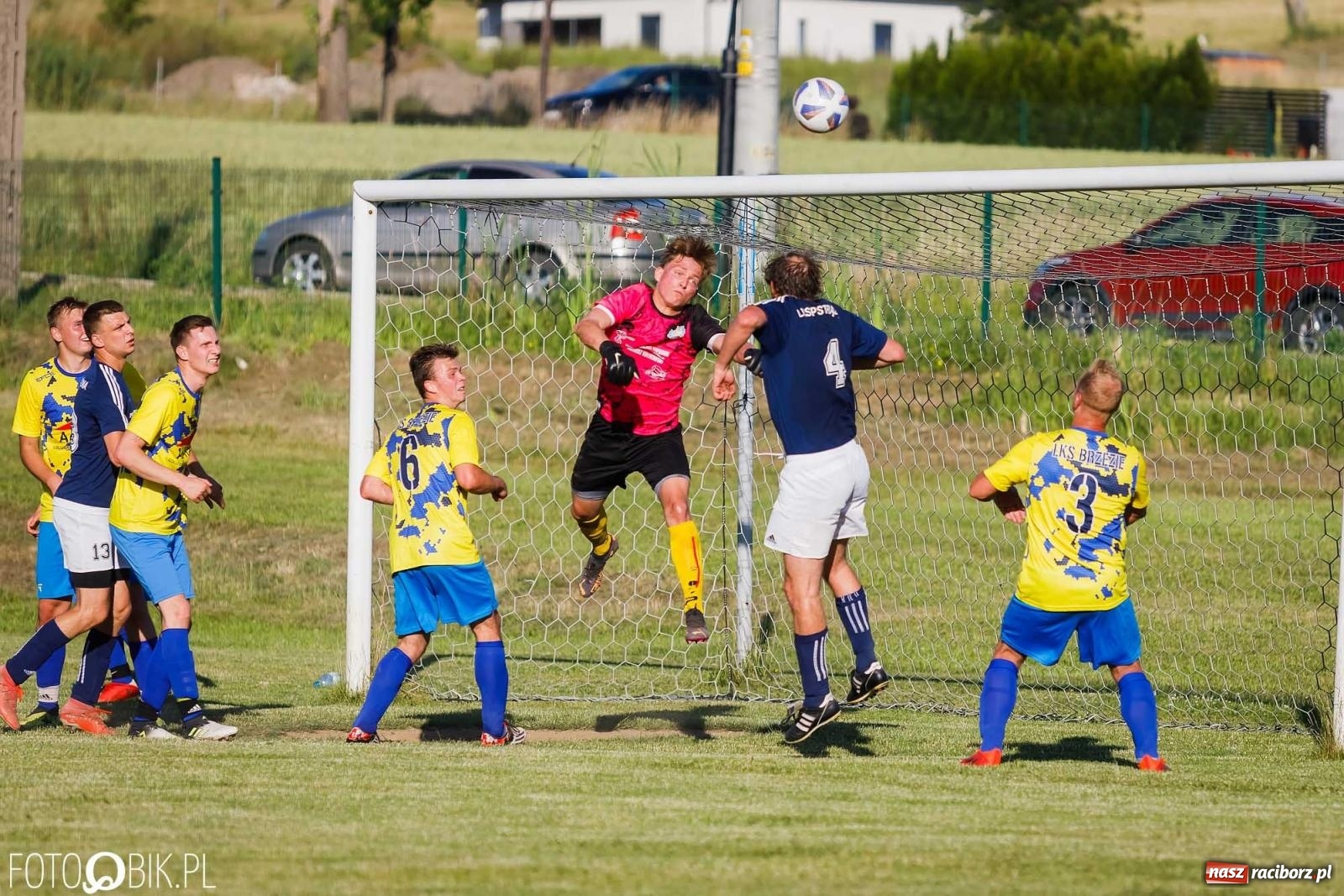 Zdjęcie w galerii na portalu naszraciborz.pl: Barażowa strzelanina w Brzeziu. Pstrążna zmieciona z boiska [FOTO] wiadomości z regionu