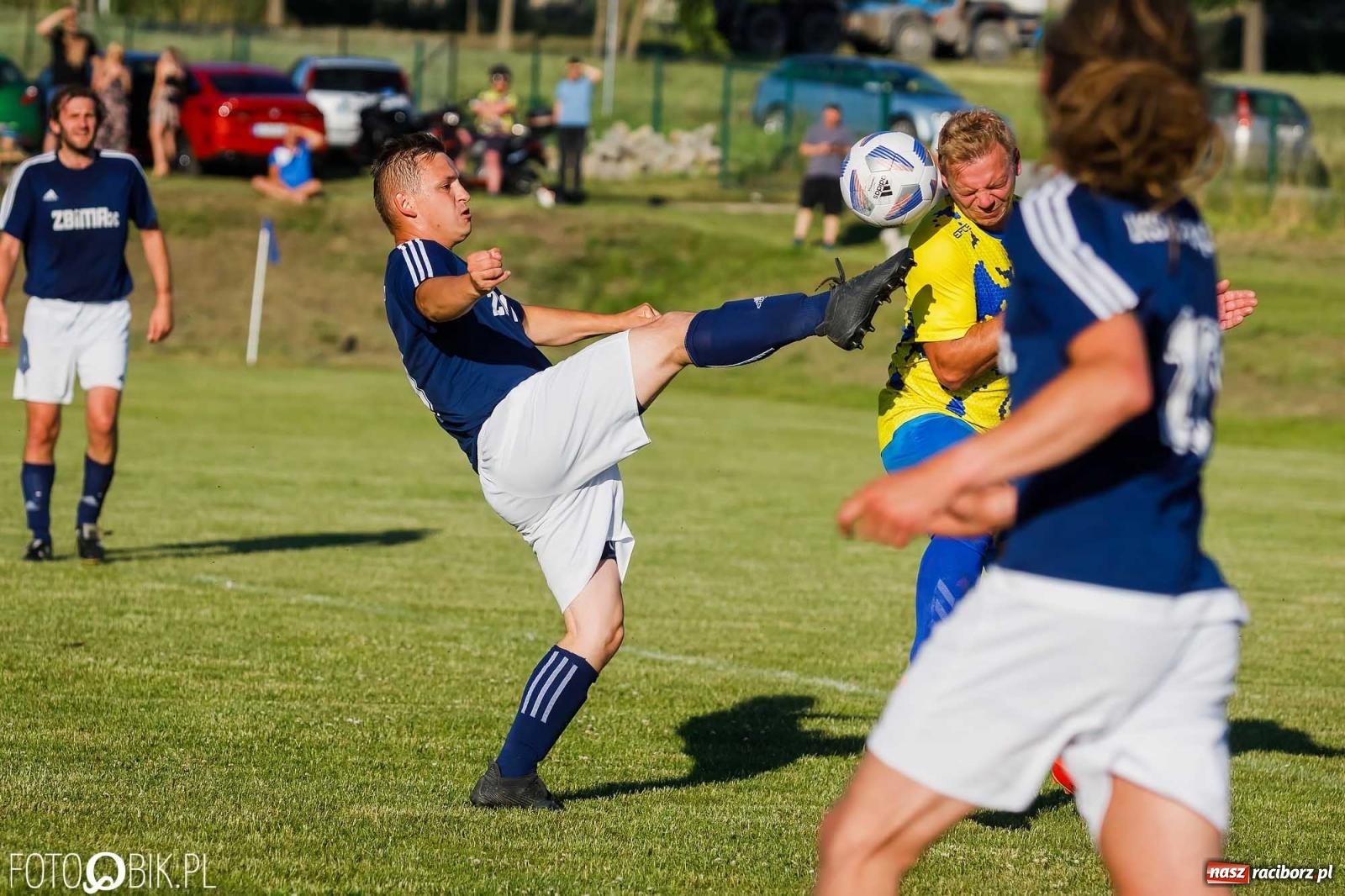 Zdjęcie w galerii na portalu naszraciborz.pl: Barażowa strzelanina w Brzeziu. Pstrążna zmieciona z boiska [FOTO] wiadomości z regionu