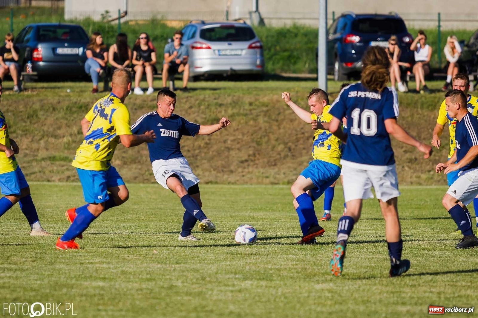 Zdjęcie w galerii na portalu naszraciborz.pl: Barażowa strzelanina w Brzeziu. Pstrążna zmieciona z boiska [FOTO] wiadomości z regionu
