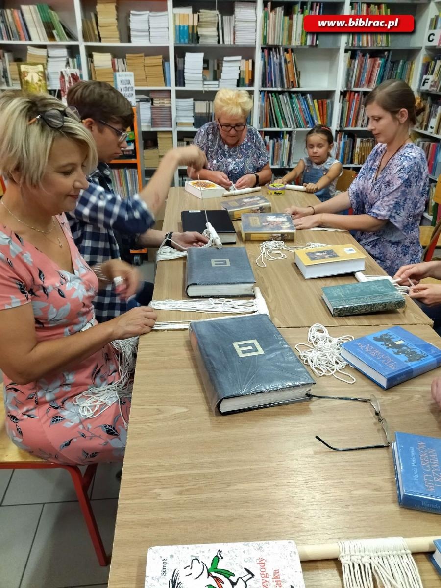 Zdjęcie w galerii na portalu naszraciborz.pl: W Markowicach odbyły się warsztaty tworzenia makramy wiadomości z regionu