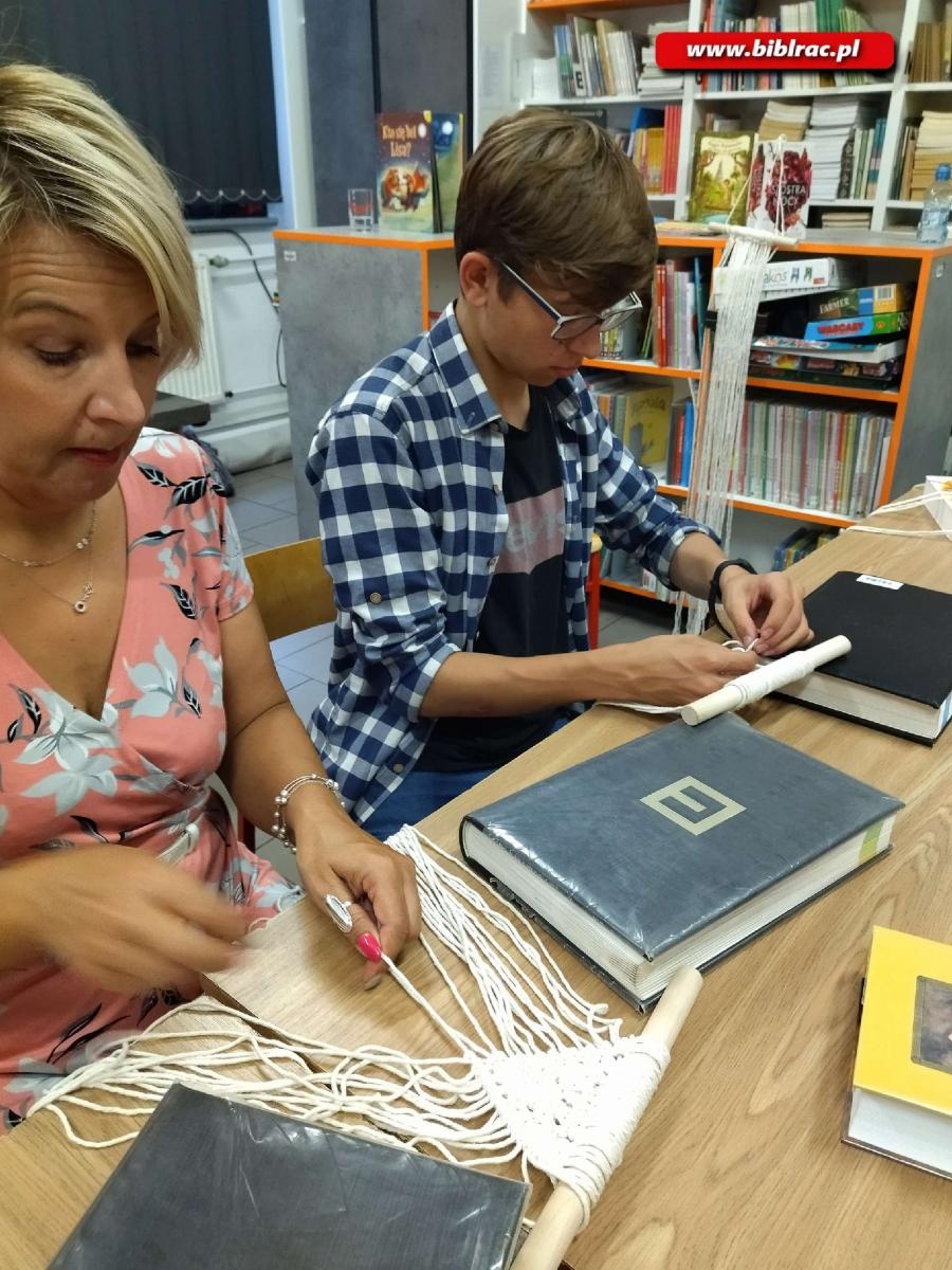 Zdjęcie w galerii na portalu naszraciborz.pl: W Markowicach odbyły się warsztaty tworzenia makramy wiadomości z regionu