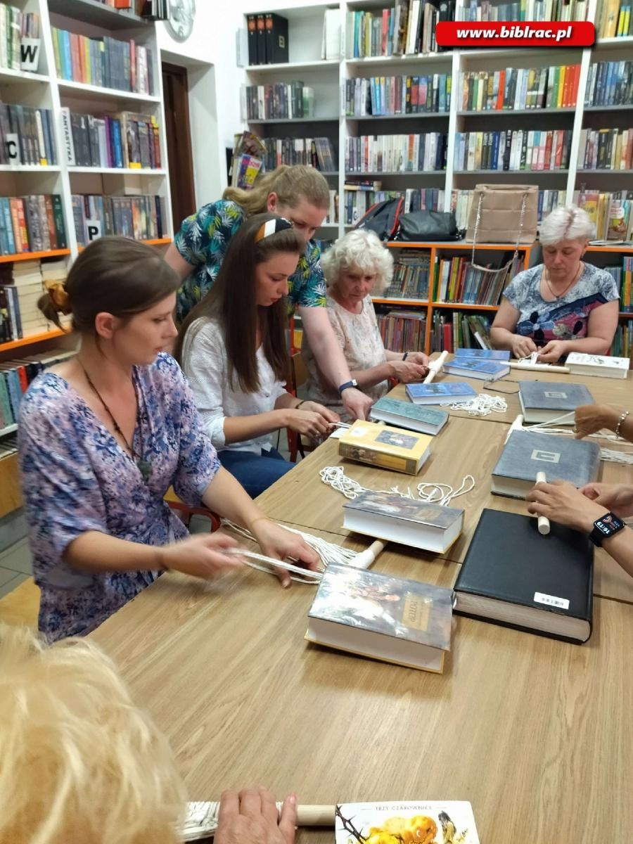 Zdjęcie w galerii na portalu naszraciborz.pl: W Markowicach odbyły się warsztaty tworzenia makramy wiadomości z regionu