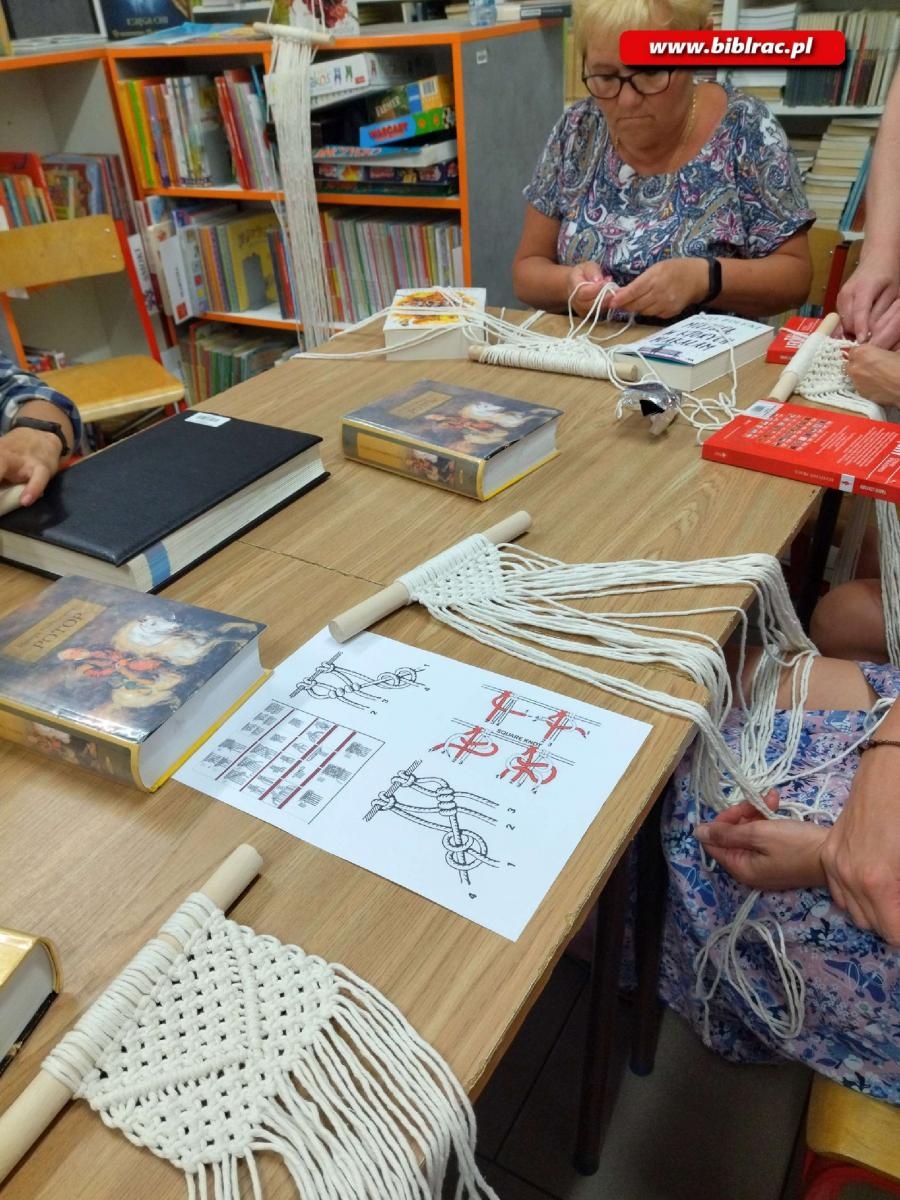 Zdjęcie w galerii na portalu naszraciborz.pl: W Markowicach odbyły się warsztaty tworzenia makramy wiadomości z regionu
