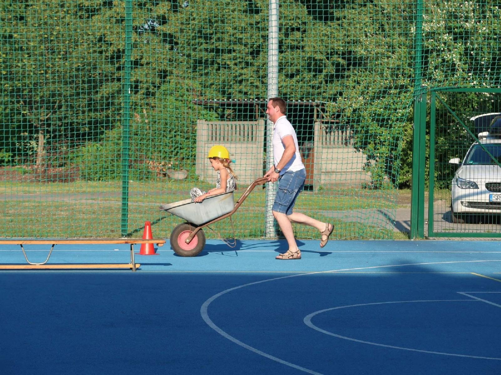 Zdjęcie w galerii na portalu naszraciborz.pl: Dzień Ojca i pożegnanie absolwentów na Płoni wiadomości z regionu