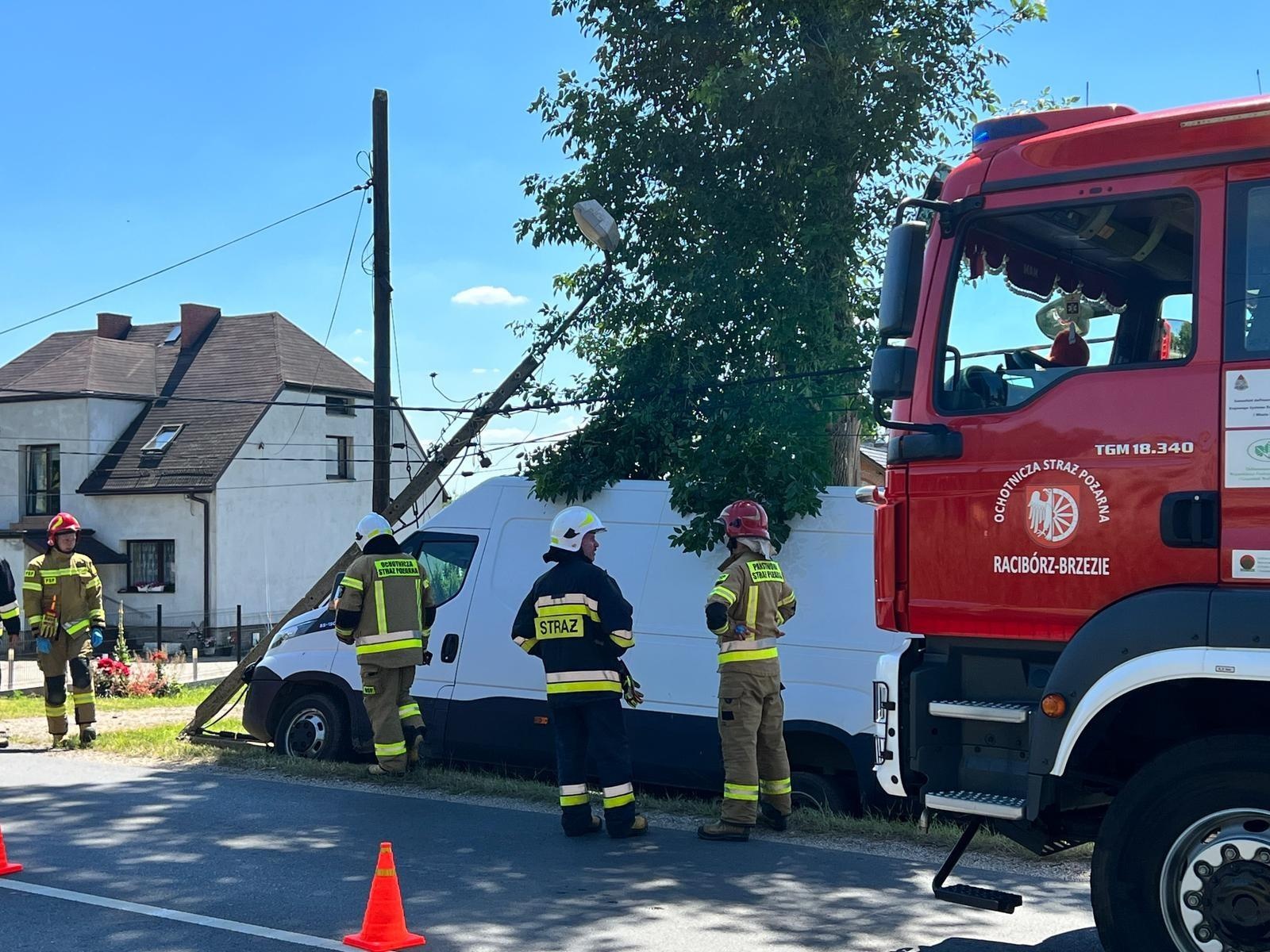Zdjęcie w galerii na portalu naszraciborz.pl: Raport 998. Iveco uderzyło w słup w Brzeziu. Kierowca zbiegł wiadomości z regionu