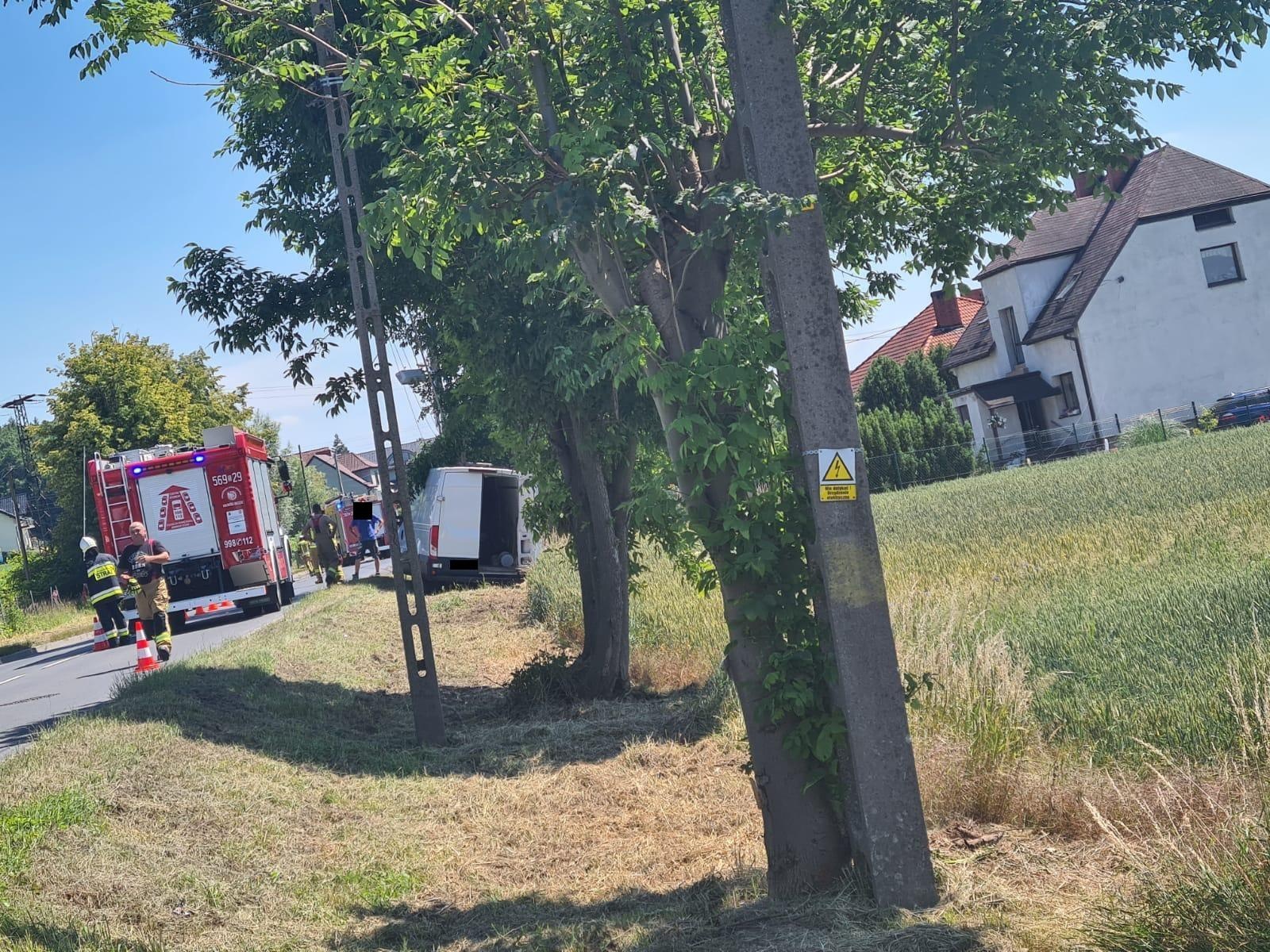 Zdjęcie w galerii na portalu naszraciborz.pl: Raport 998. Iveco uderzyło w słup w Brzeziu. Kierowca zbiegł wiadomości z regionu