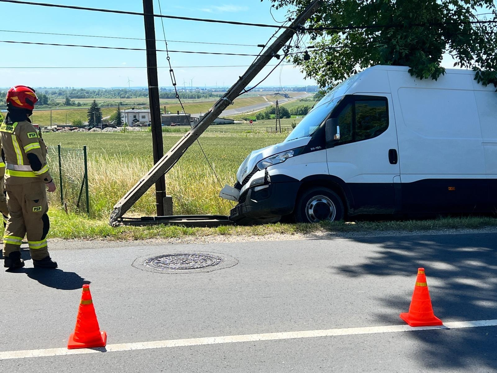Zdjęcie w galerii na portalu naszraciborz.pl: Raport 998. Iveco uderzyło w słup w Brzeziu. Kierowca zbiegł wiadomości z regionu