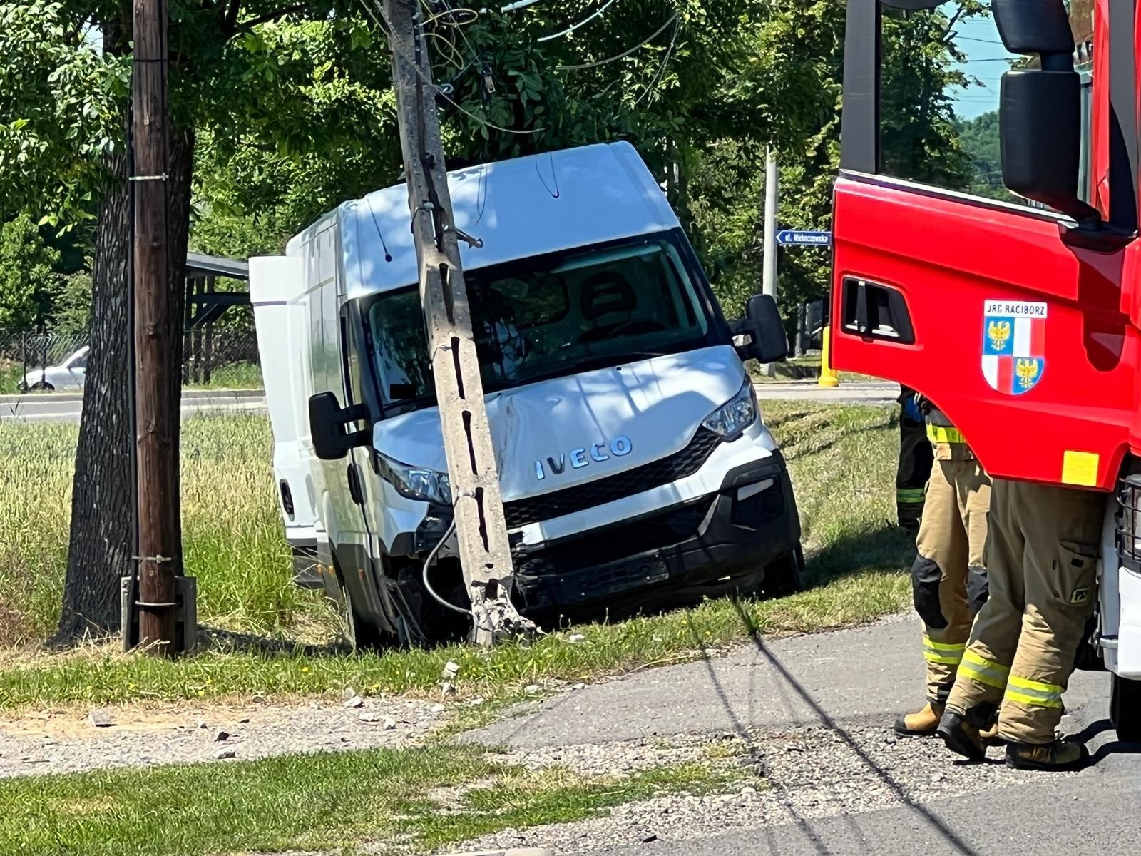 Zdjęcie w galerii na portalu naszraciborz.pl: Raport 998. Iveco uderzyło w słup w Brzeziu. Kierowca zbiegł wiadomości z regionu