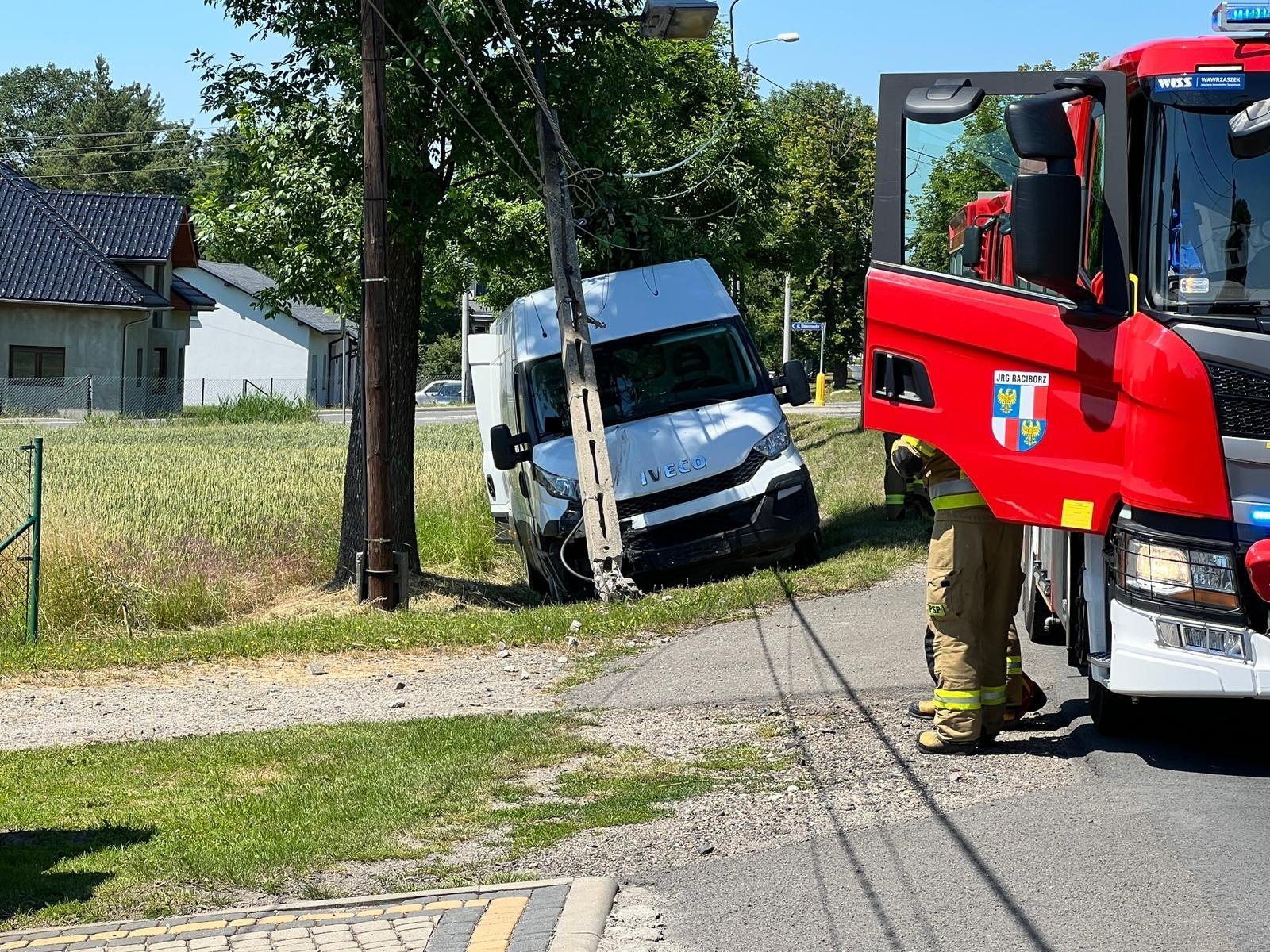 Zdjęcie w galerii na portalu naszraciborz.pl: Raport 998. Iveco uderzyło w słup w Brzeziu. Kierowca zbiegł wiadomości z regionu