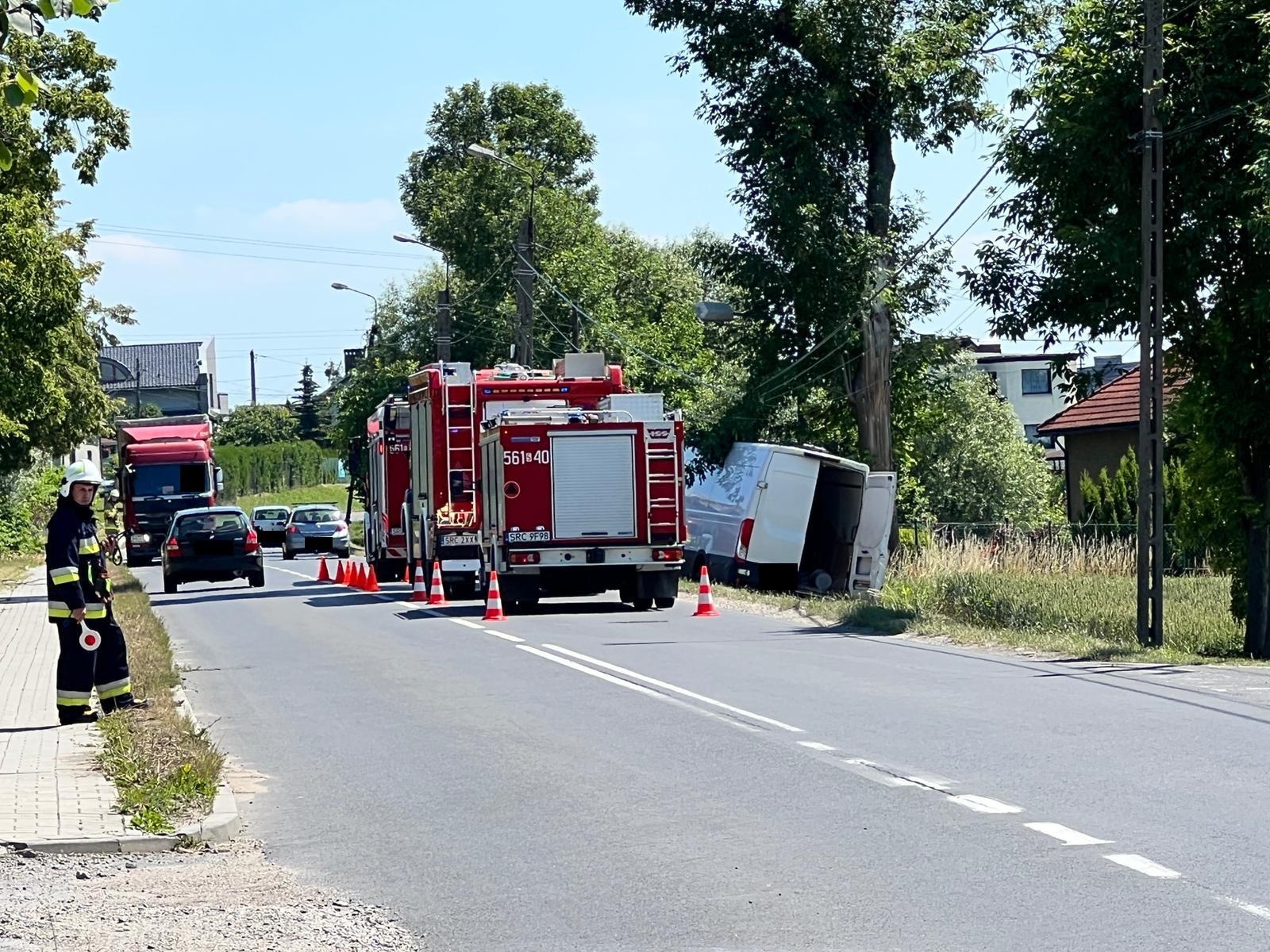 Zdjęcie w galerii na portalu naszraciborz.pl: Raport 998. Iveco uderzyło w słup w Brzeziu. Kierowca zbiegł wiadomości z regionu