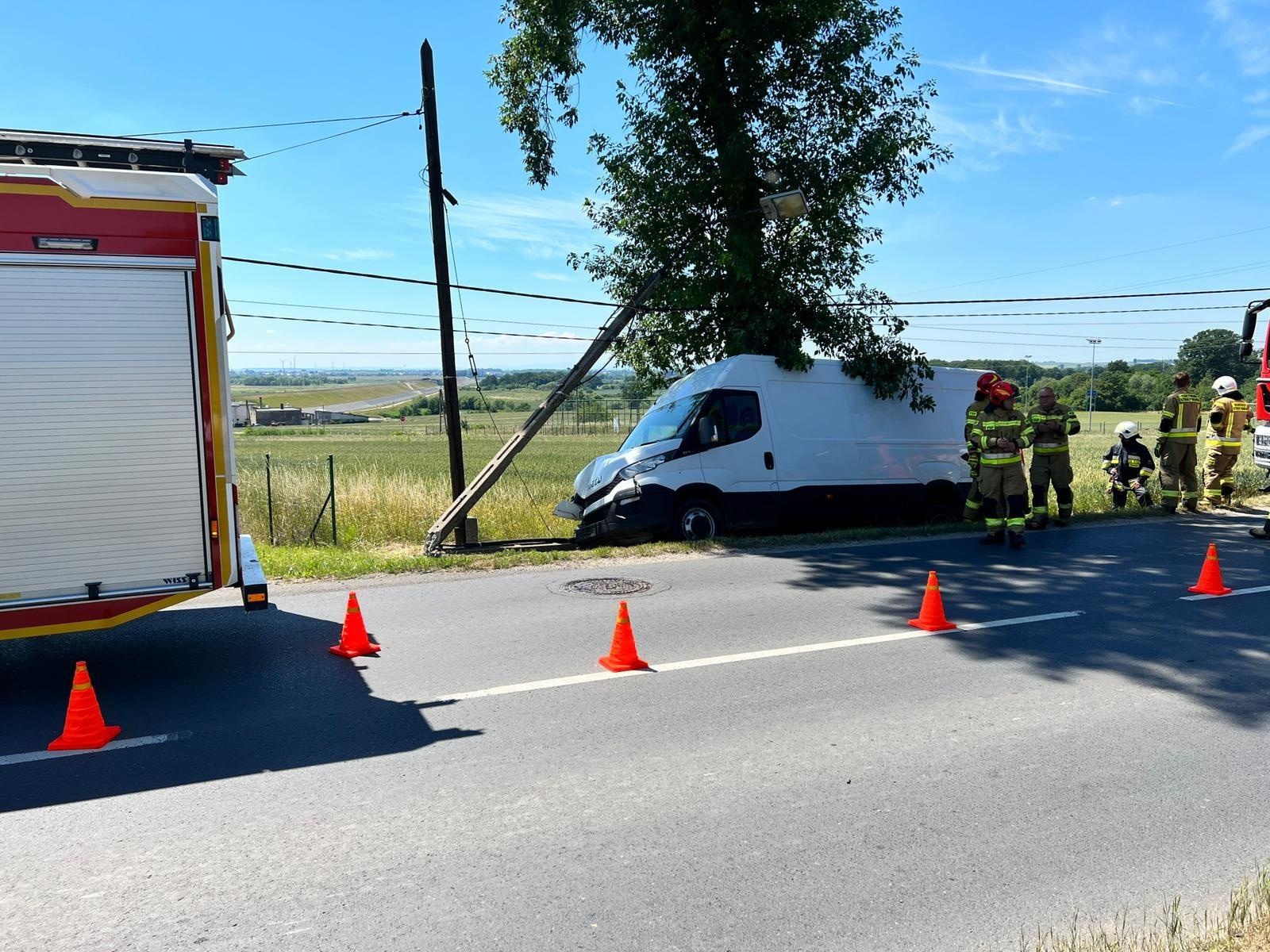 Zdjęcie w galerii na portalu naszraciborz.pl: Raport 998. Iveco uderzyło w słup w Brzeziu. Kierowca zbiegł wiadomości z regionu