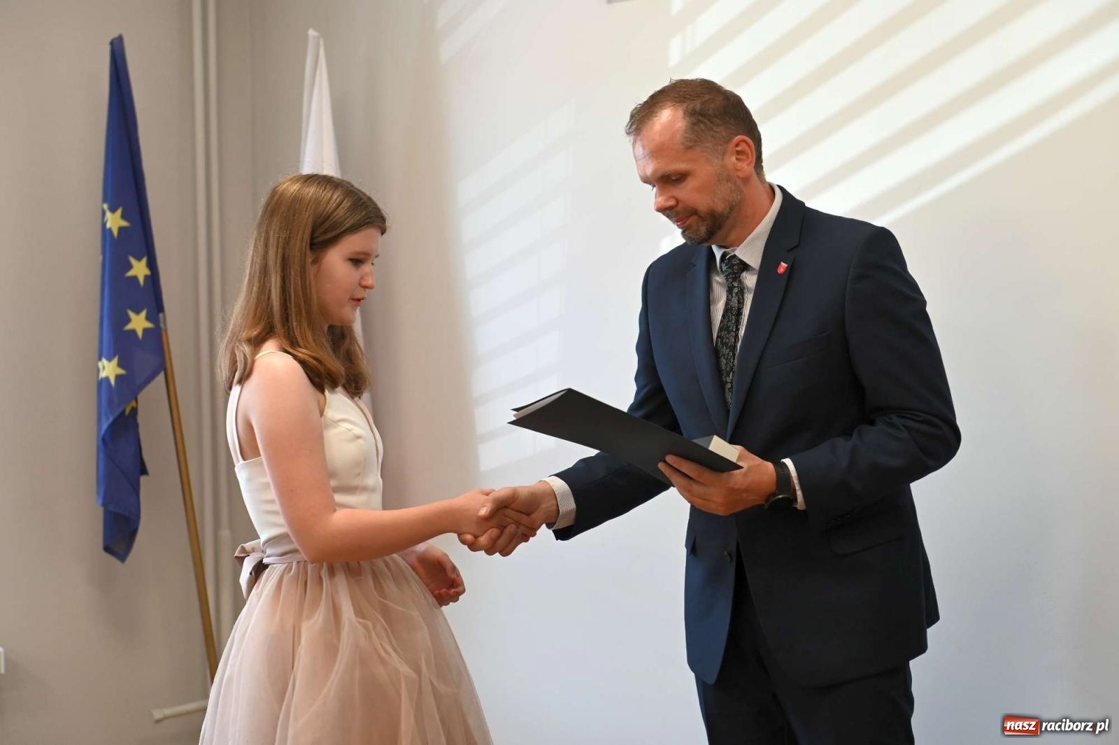 Zdjęcie w galerii na portalu naszraciborz.pl: Najlepsi uczniowie z gminy Krzanowice z nagrodami burmistrza wiadomości z regionu