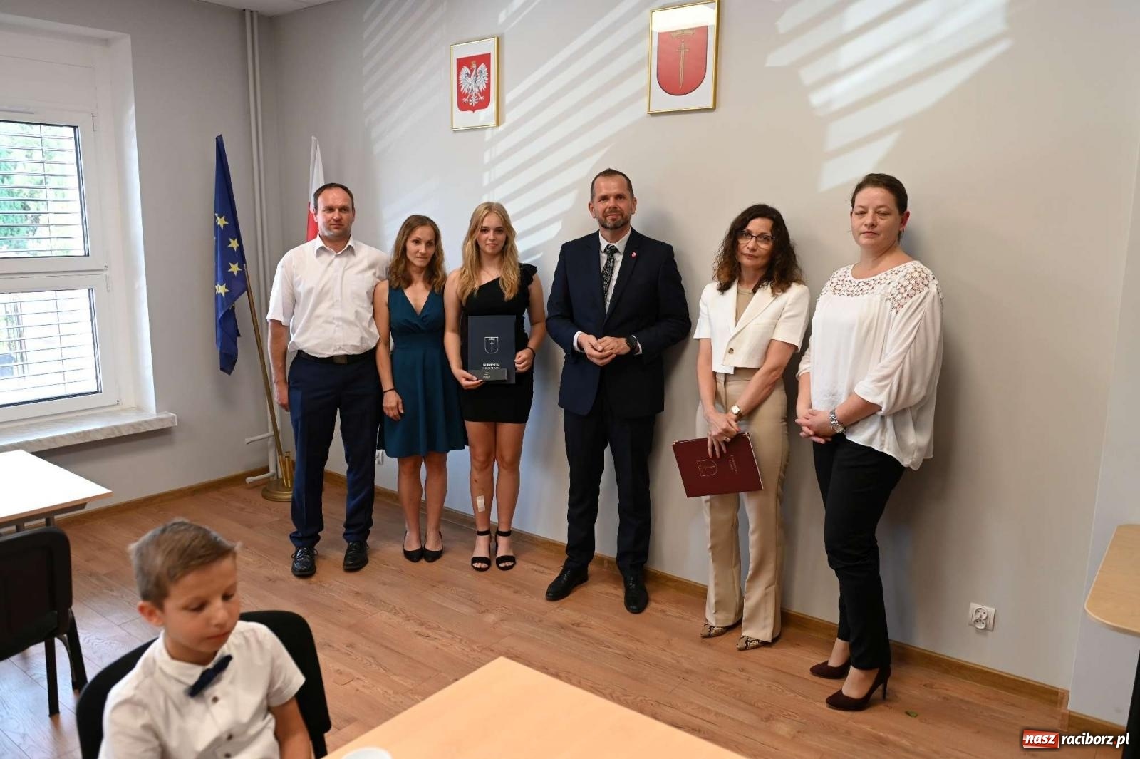 Zdjęcie w galerii na portalu naszraciborz.pl: Najlepsi uczniowie z gminy Krzanowice z nagrodami burmistrza wiadomości z regionu