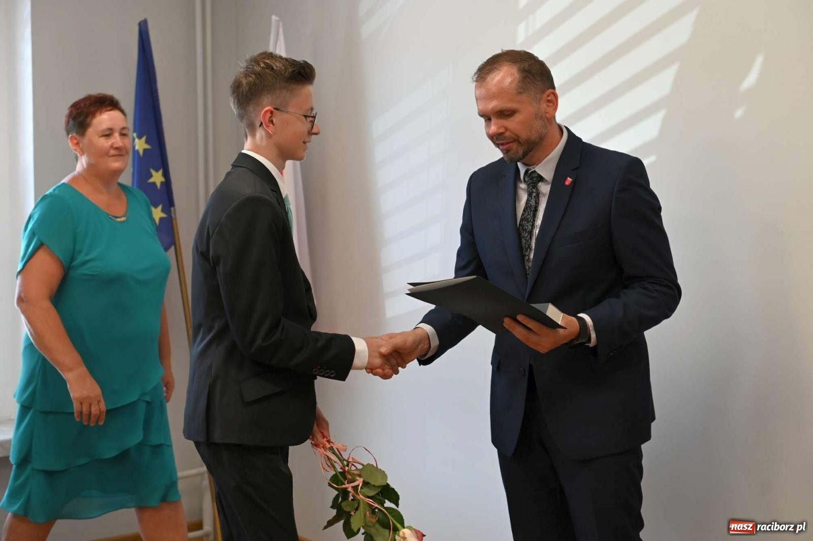 Zdjęcie w galerii na portalu naszraciborz.pl: Najlepsi uczniowie z gminy Krzanowice z nagrodami burmistrza wiadomości z regionu