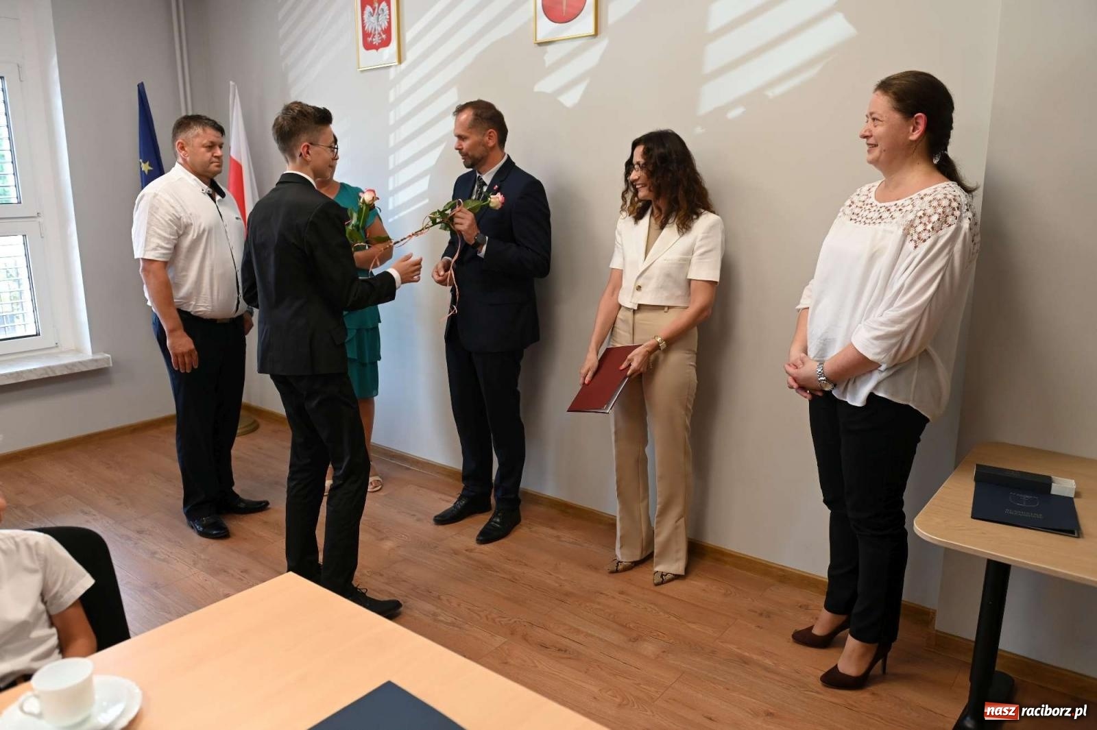 Zdjęcie w galerii na portalu naszraciborz.pl: Najlepsi uczniowie z gminy Krzanowice z nagrodami burmistrza wiadomości z regionu