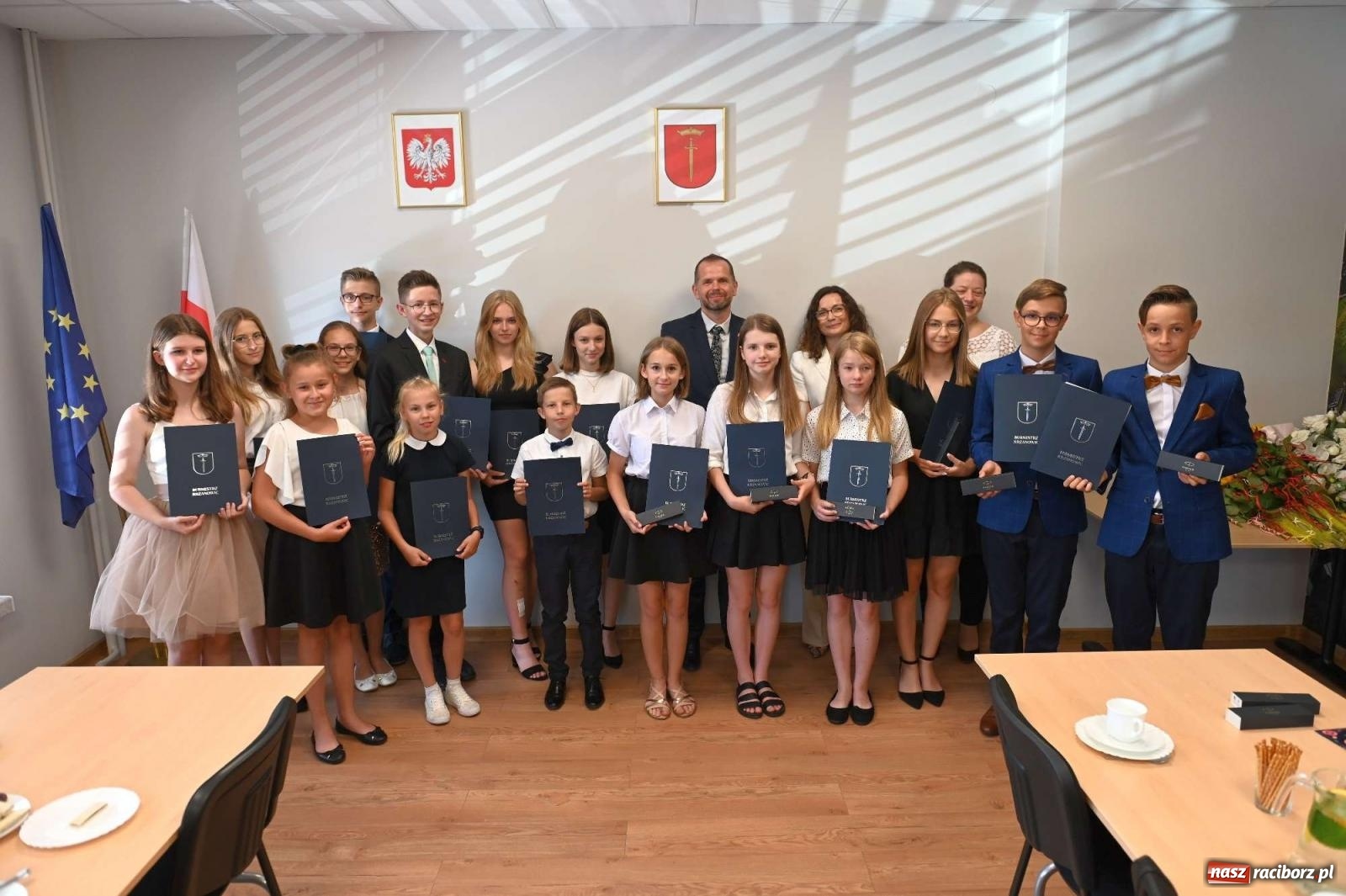 Zdjęcie w galerii na portalu naszraciborz.pl: Najlepsi uczniowie z gminy Krzanowice z nagrodami burmistrza wiadomości z regionu