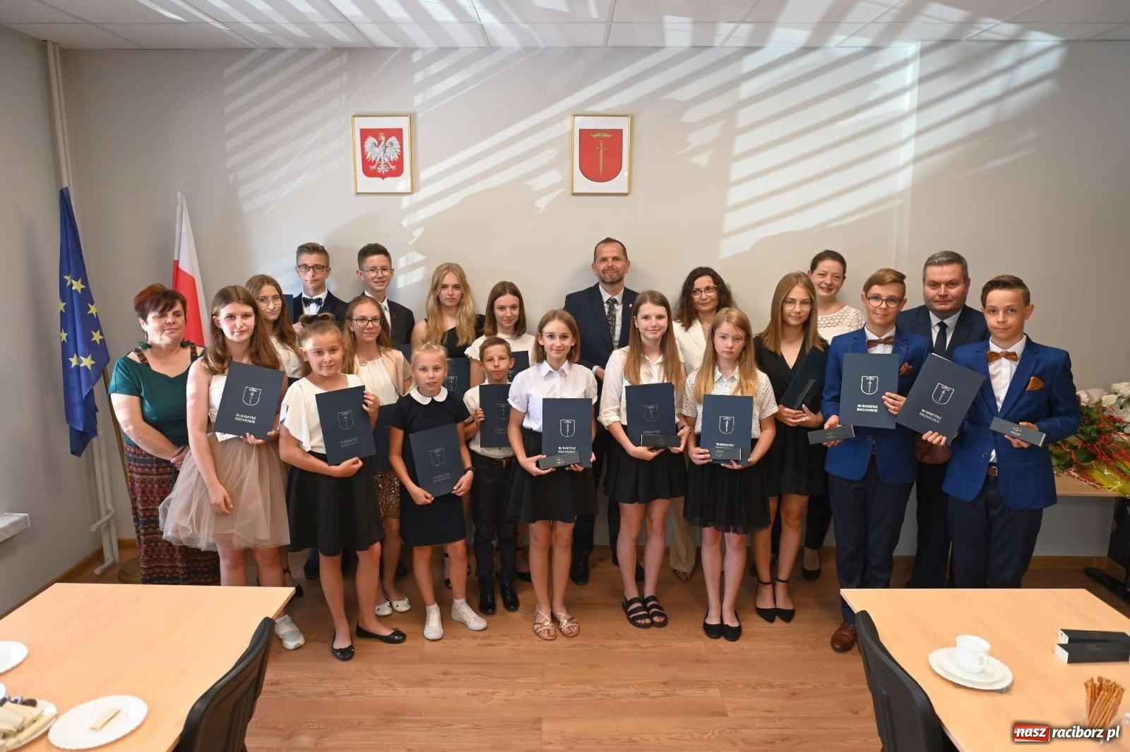 Zdjęcie w galerii na portalu naszraciborz.pl: Najlepsi uczniowie z gminy Krzanowice z nagrodami burmistrza wiadomości z regionu