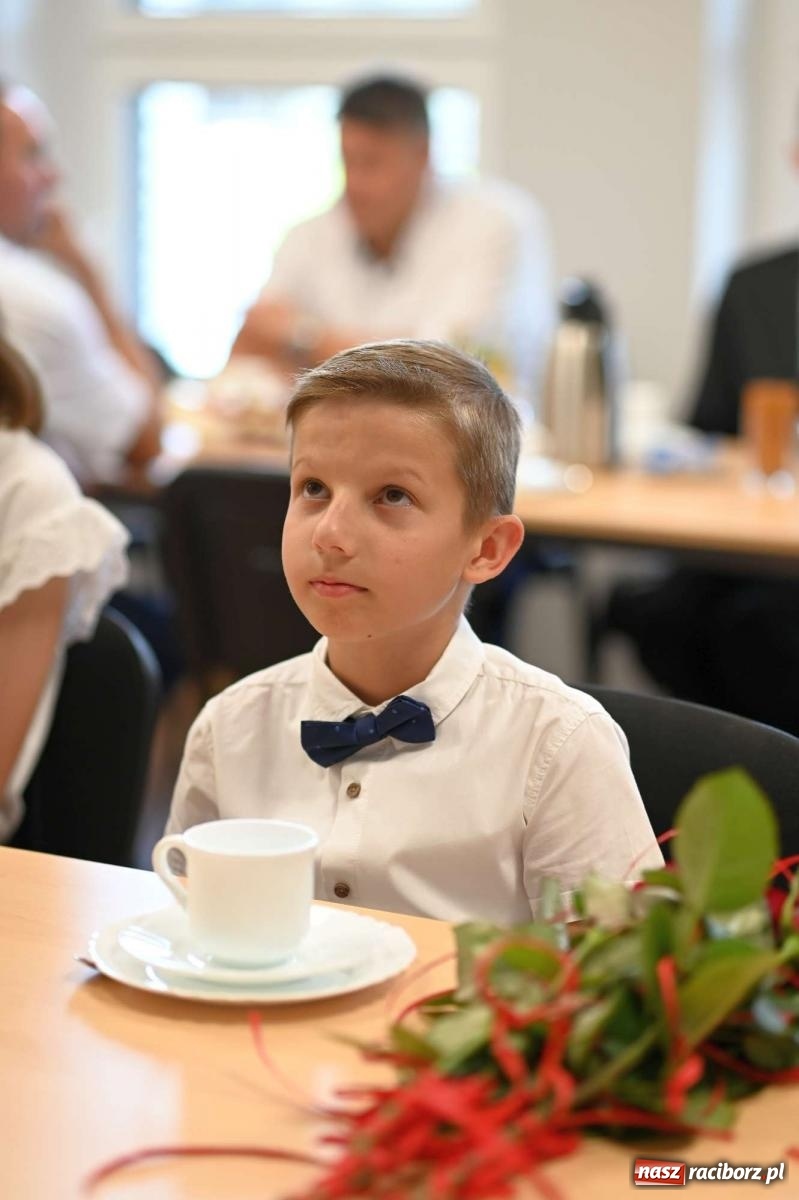 Zdjęcie w galerii na portalu naszraciborz.pl: Najlepsi uczniowie z gminy Krzanowice z nagrodami burmistrza wiadomości z regionu