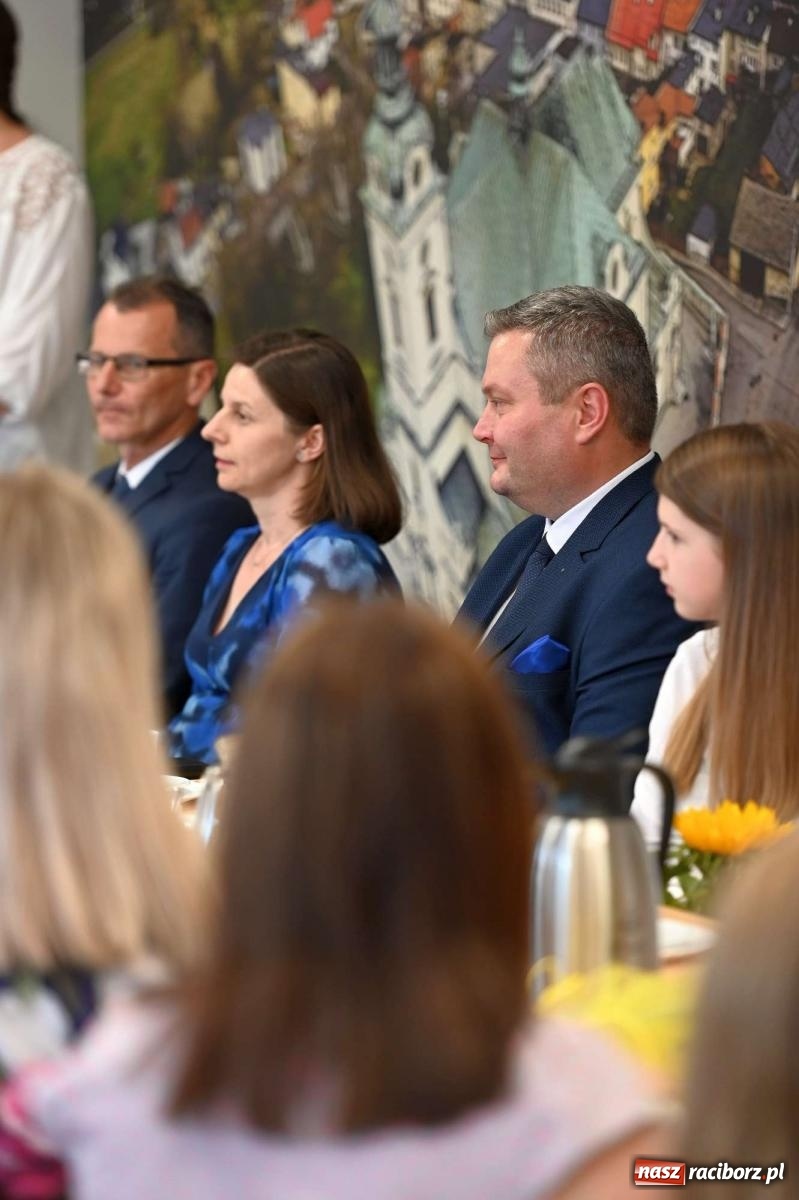 Zdjęcie w galerii na portalu naszraciborz.pl: Najlepsi uczniowie z gminy Krzanowice z nagrodami burmistrza wiadomości z regionu