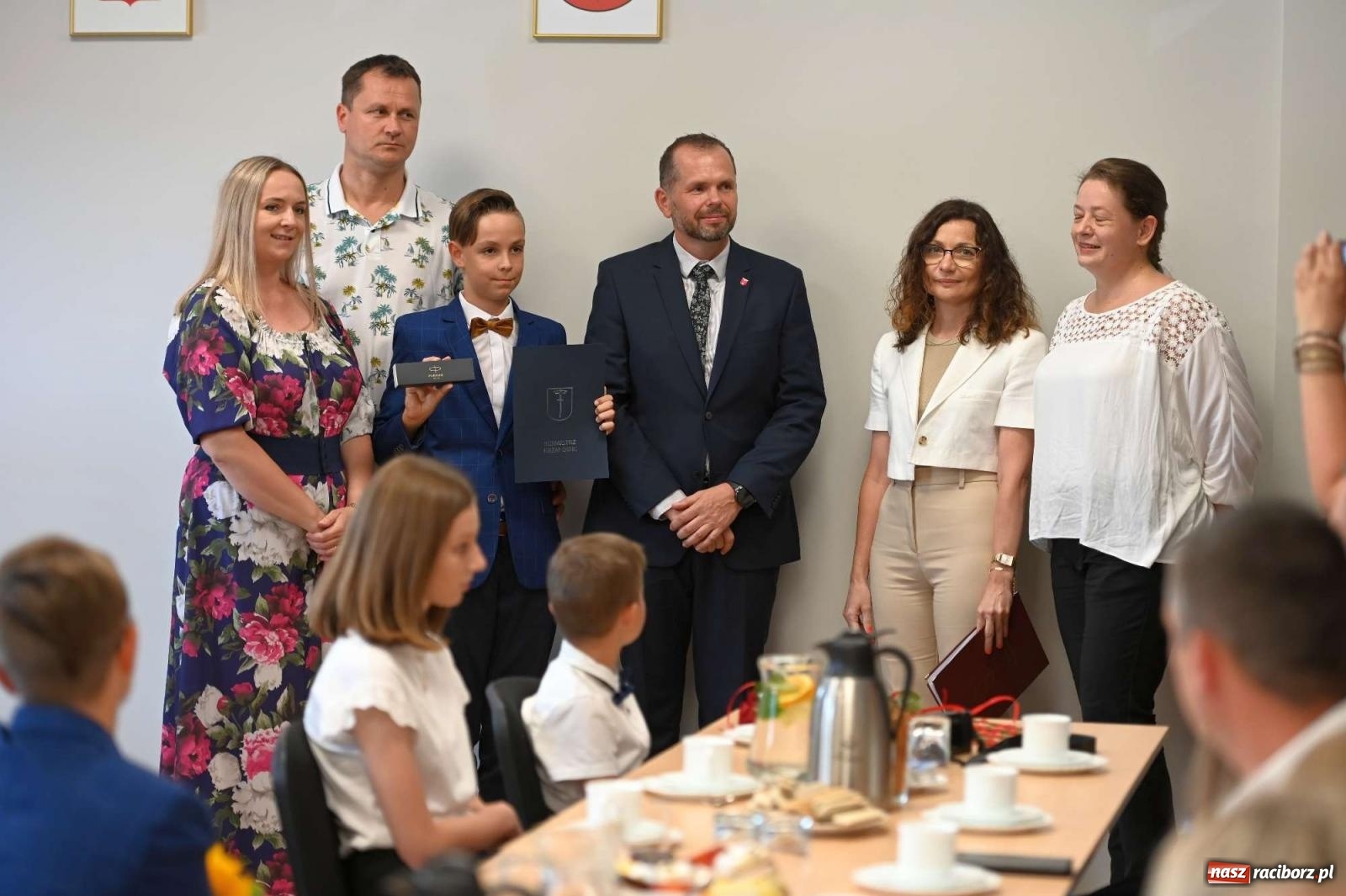 Zdjęcie w galerii na portalu naszraciborz.pl: Najlepsi uczniowie z gminy Krzanowice z nagrodami burmistrza wiadomości z regionu