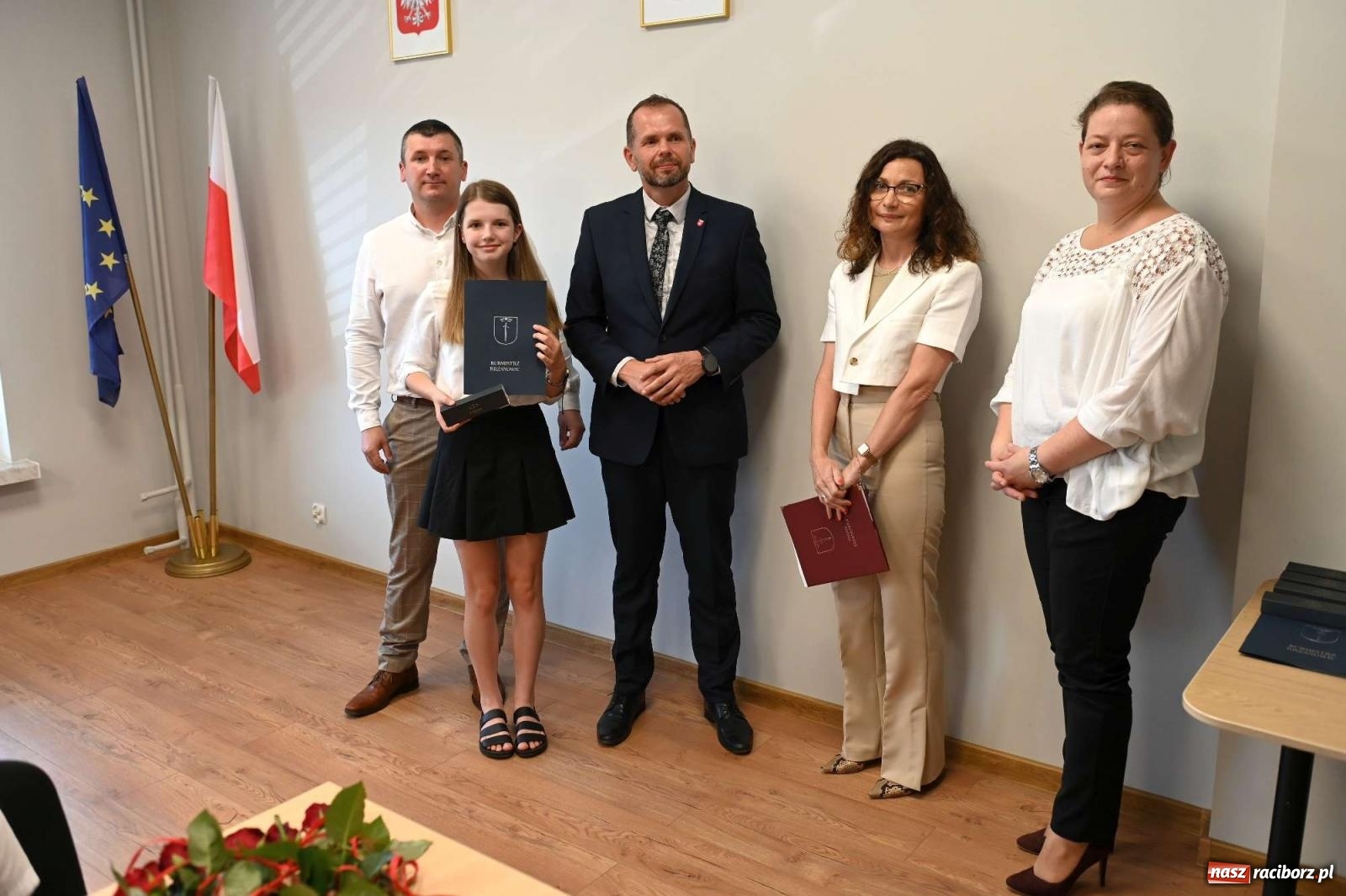 Zdjęcie w galerii na portalu naszraciborz.pl: Najlepsi uczniowie z gminy Krzanowice z nagrodami burmistrza wiadomości z regionu