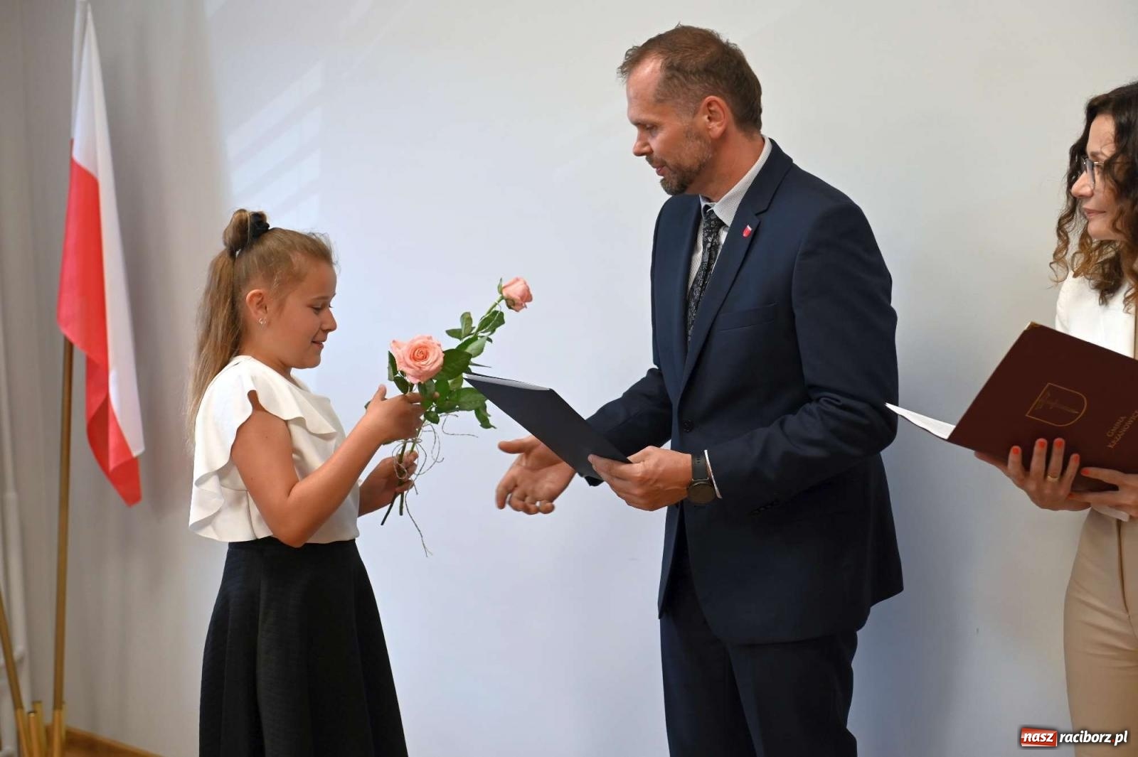 Zdjęcie w galerii na portalu naszraciborz.pl: Najlepsi uczniowie z gminy Krzanowice z nagrodami burmistrza wiadomości z regionu