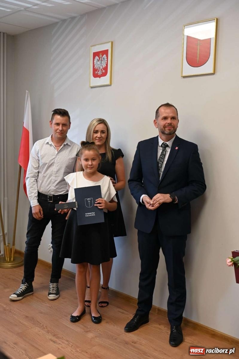 Zdjęcie w galerii na portalu naszraciborz.pl: Najlepsi uczniowie z gminy Krzanowice z nagrodami burmistrza wiadomości z regionu