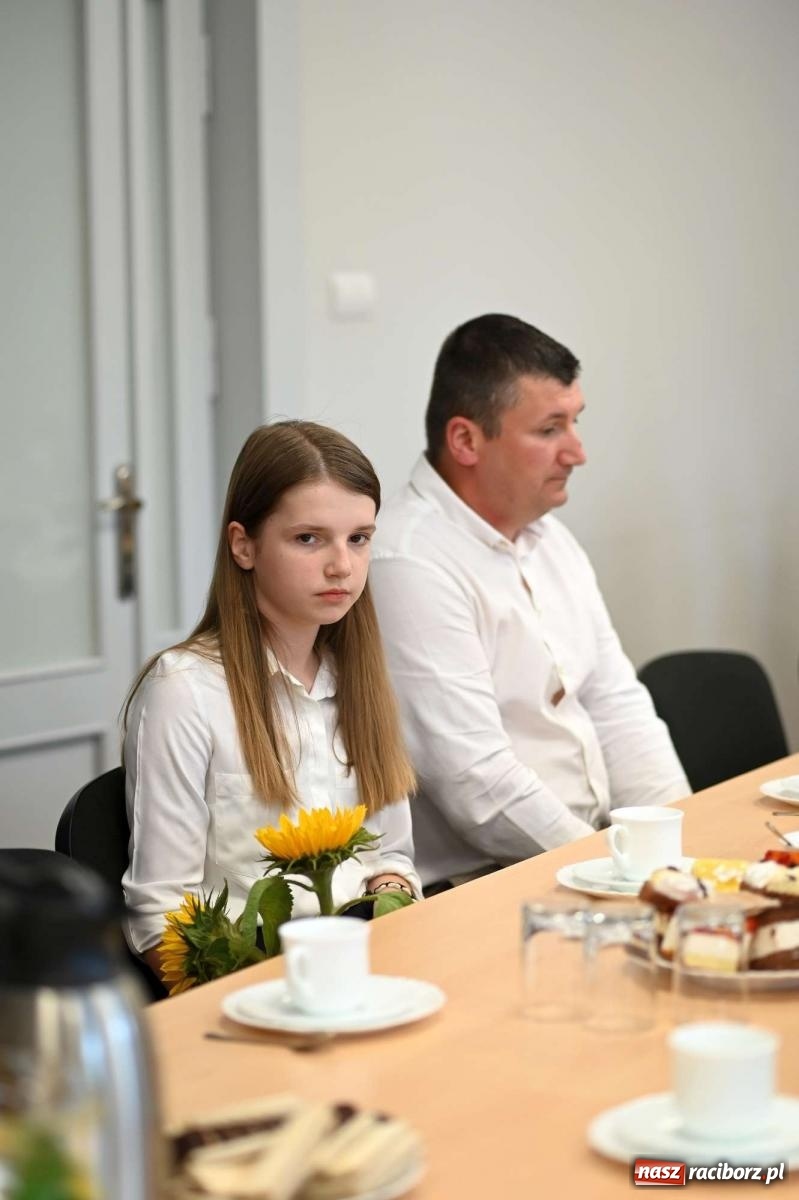 Zdjęcie w galerii na portalu naszraciborz.pl: Najlepsi uczniowie z gminy Krzanowice z nagrodami burmistrza wiadomości z regionu