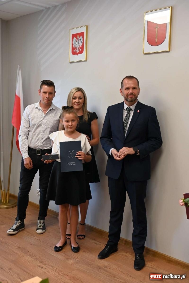Zdjęcie w galerii na portalu naszraciborz.pl: Najlepsi uczniowie z gminy Krzanowice z nagrodami burmistrza wiadomości z regionu