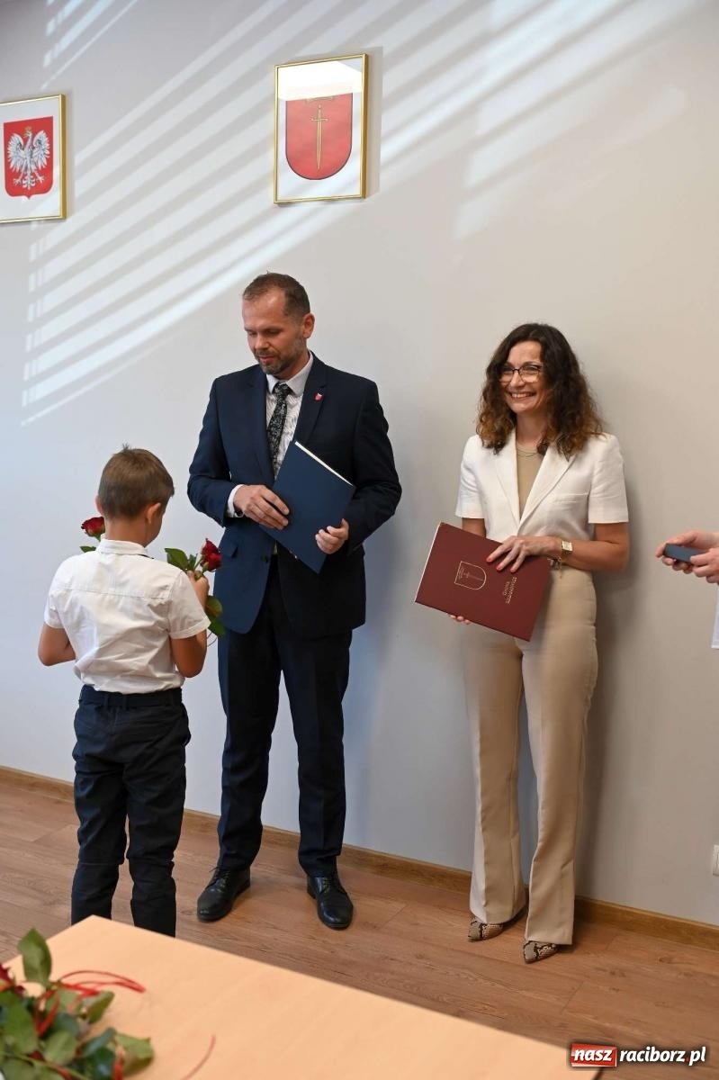 Zdjęcie w galerii na portalu naszraciborz.pl: Najlepsi uczniowie z gminy Krzanowice z nagrodami burmistrza wiadomości z regionu