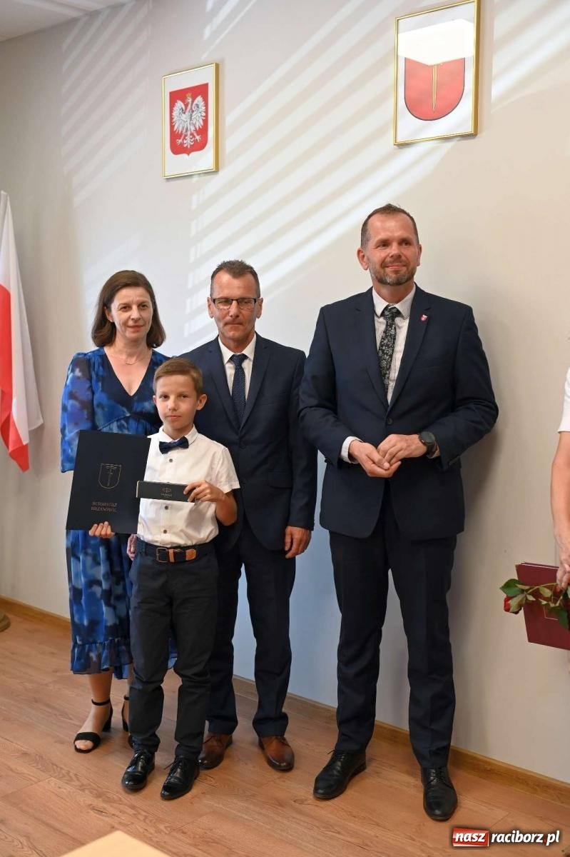 Zdjęcie w galerii na portalu naszraciborz.pl: Najlepsi uczniowie z gminy Krzanowice z nagrodami burmistrza wiadomości z regionu